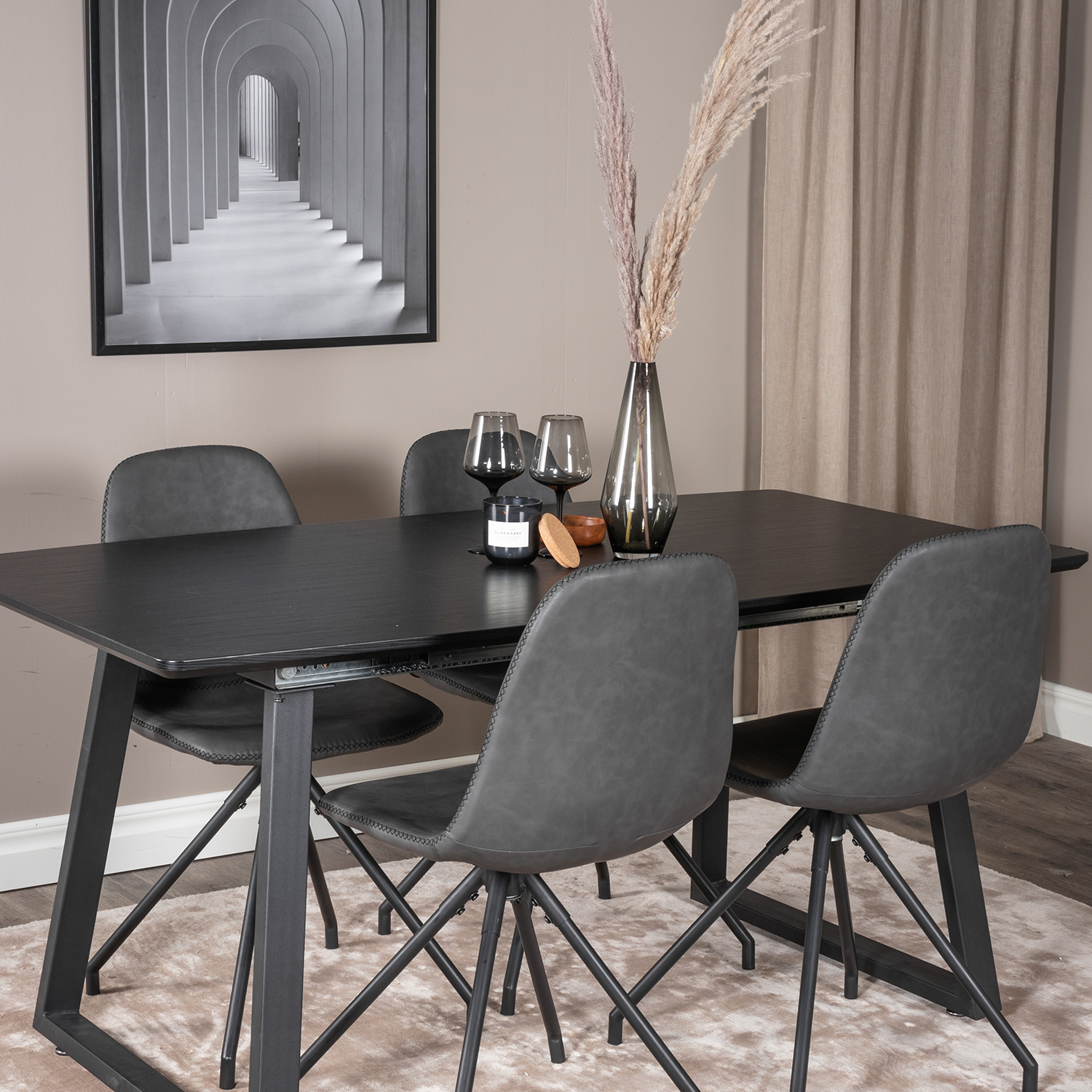 Matgrupp Venture Home Ina med 4 Pobbie Stolar Konstläder