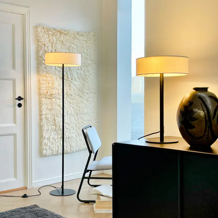 Bordslampa Dyberg Larsen Calix med Tygskärm