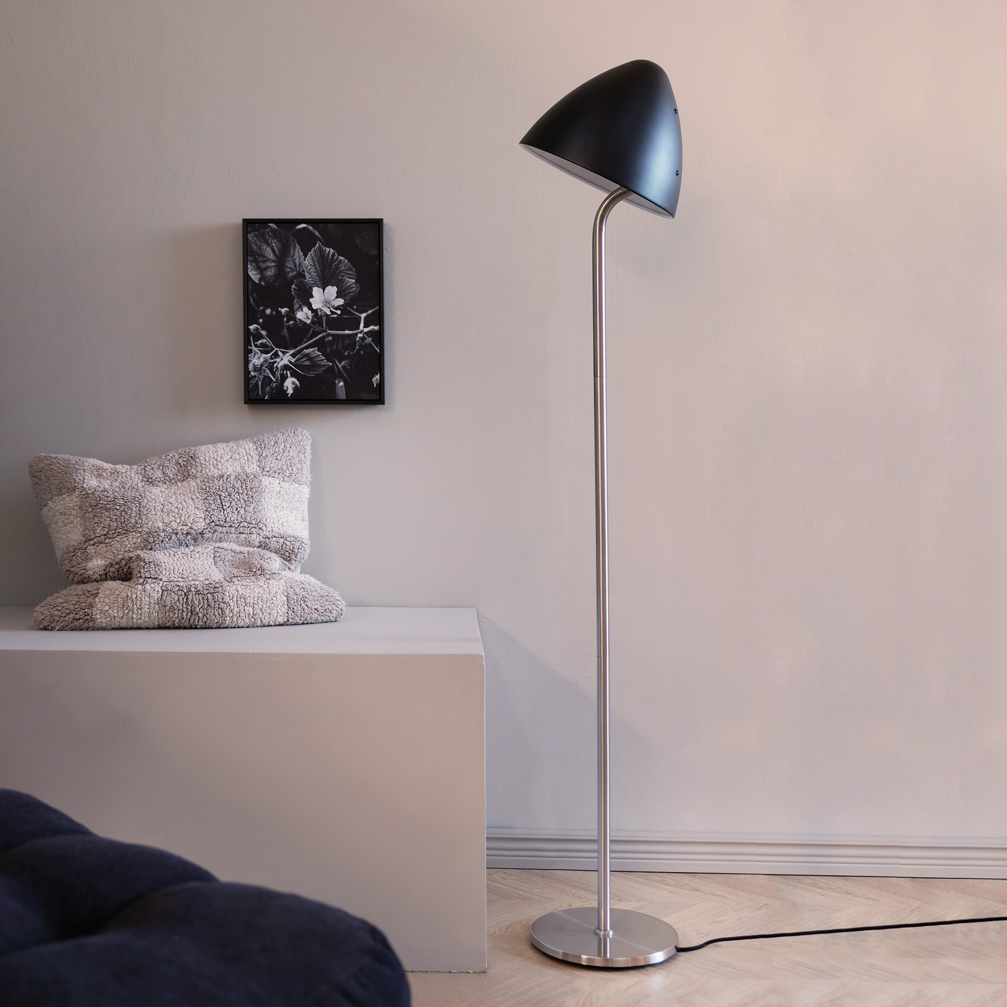 Golvlampa Dyberg Larsen Oulu