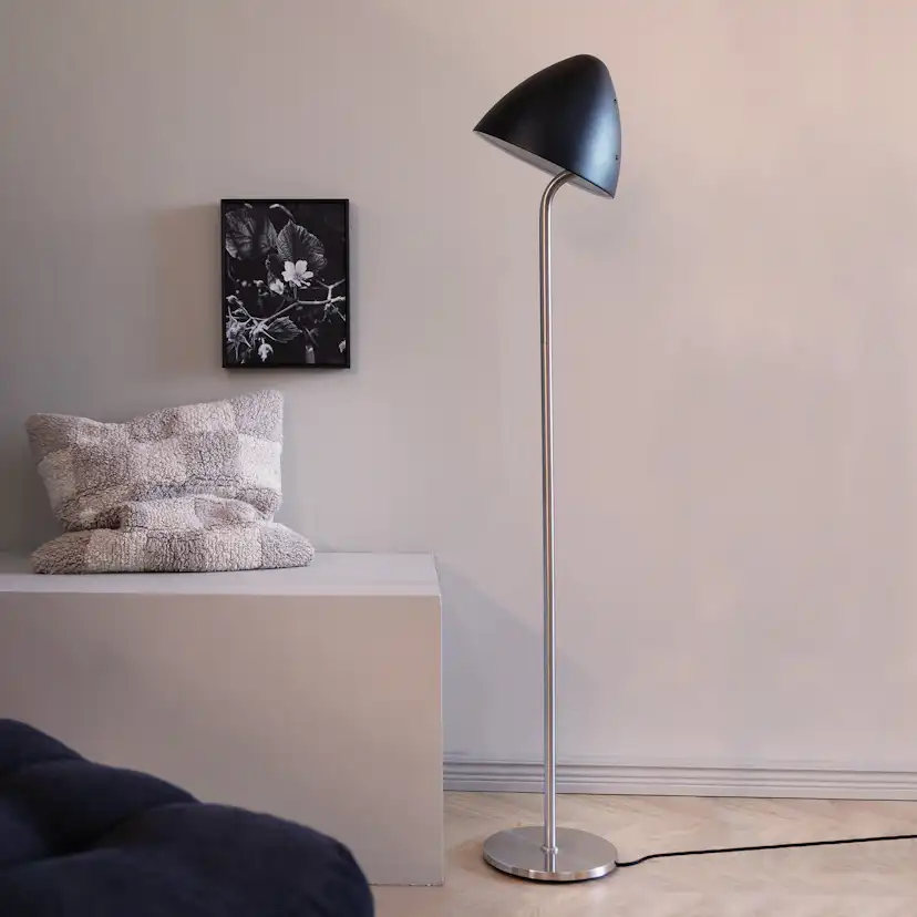 Golvlampa Dyberg Larsen Oulu