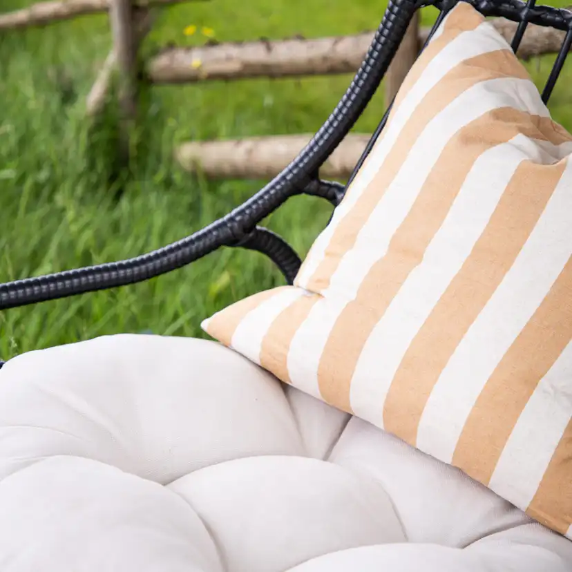 Pulau Hangingchair Rattan Black / Creme Svart