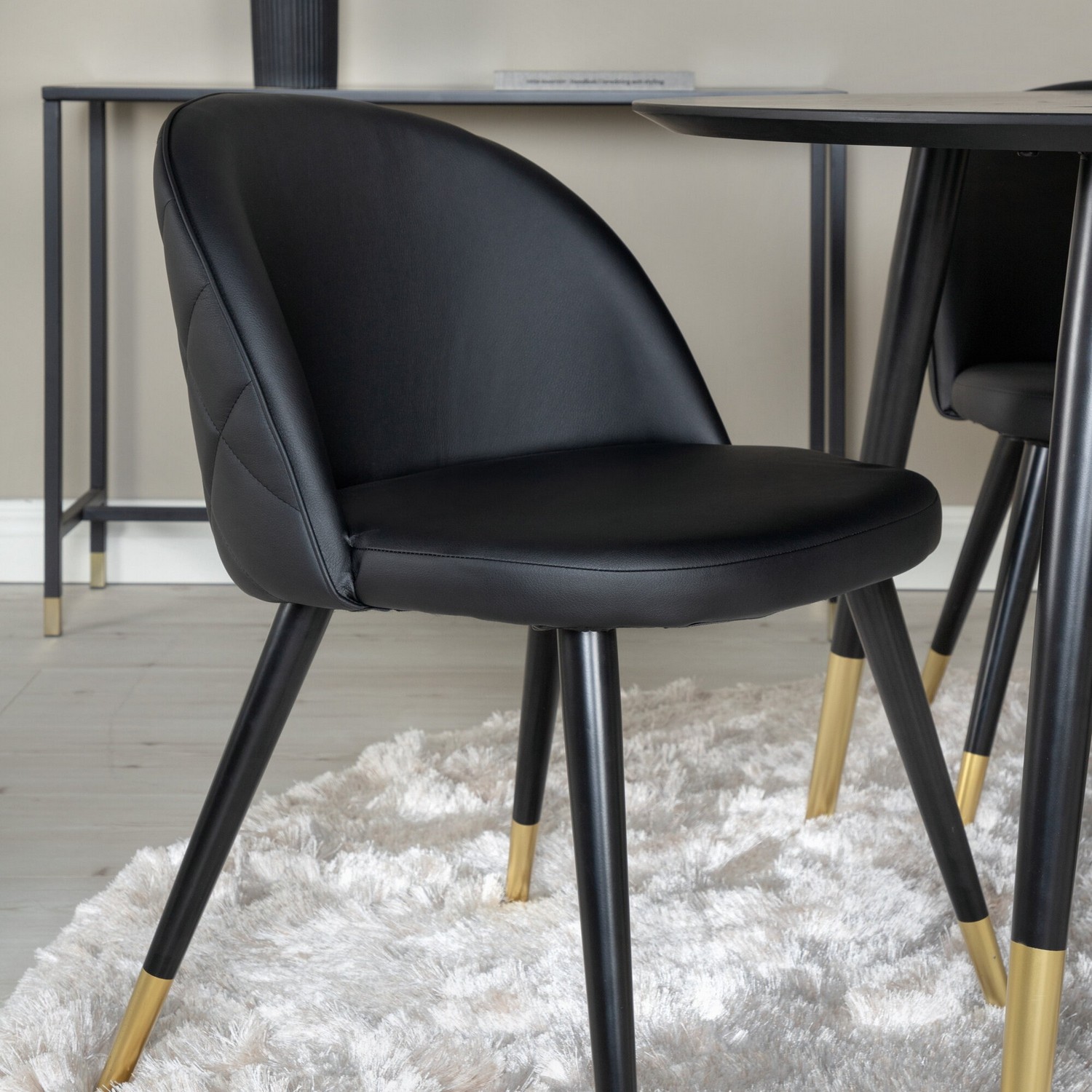 Matgrupp Venture Home Disa Rund med 4 Valentina Stolar Läder