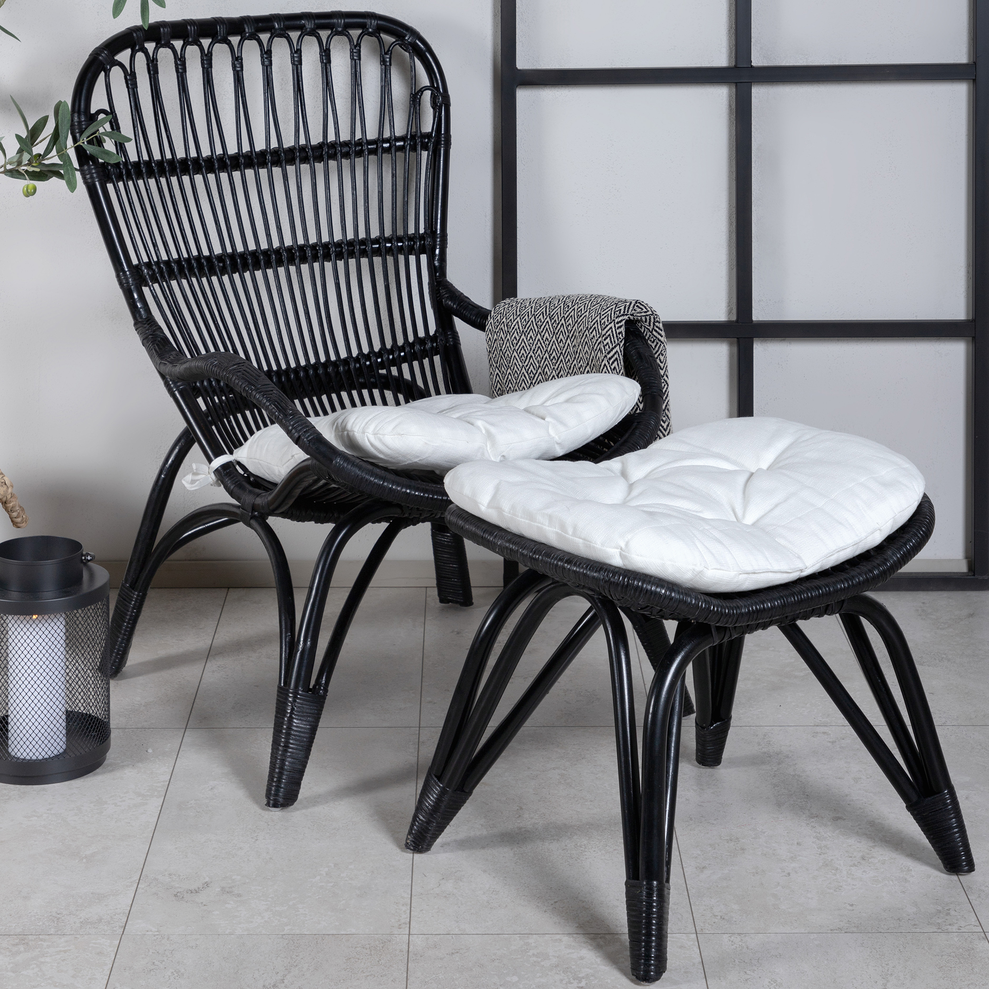 Ella Lounge Chair - BLACK rattan / Offwhite Cushion. inc. Ot Svart