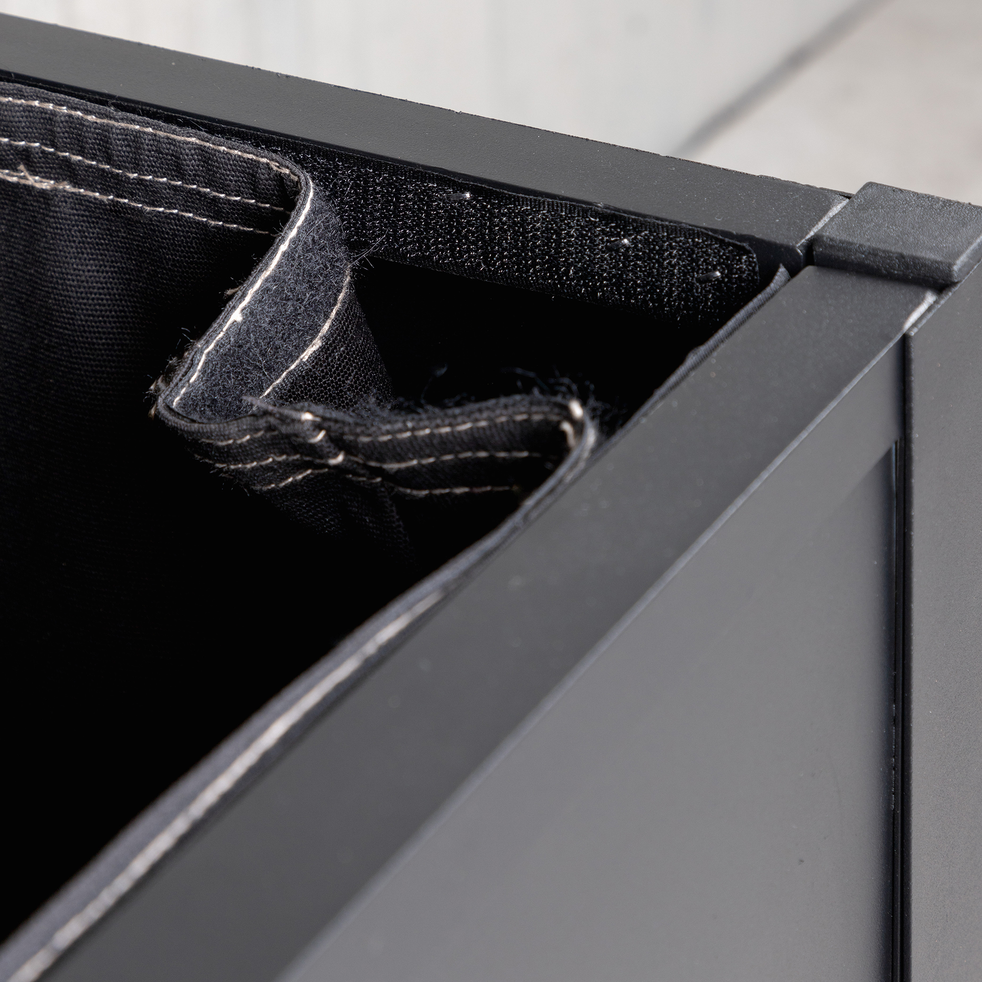 Elsa cushion box - black Svart