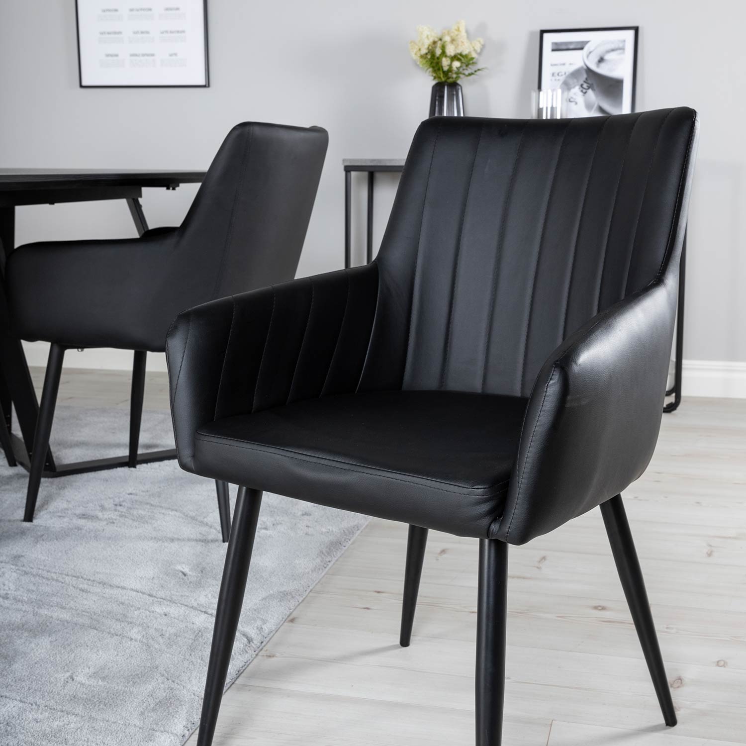 Matgrupp Venture Home Madde med 4 Corina Stolar Konstläder