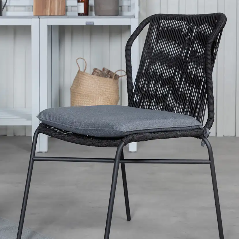 Matgrupp Venture Home Lova med 4 Jefferson Stapelbara Matstolar