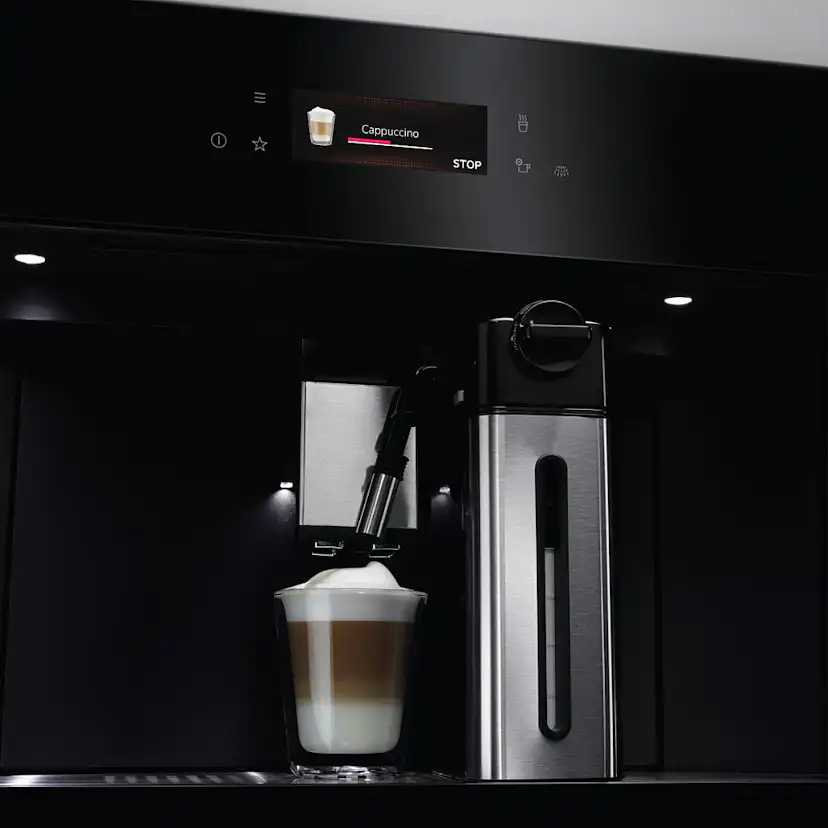 Inbyggnadsbar Kaffebryggare AEG KKB894500B med Mjölkkanna för Skum