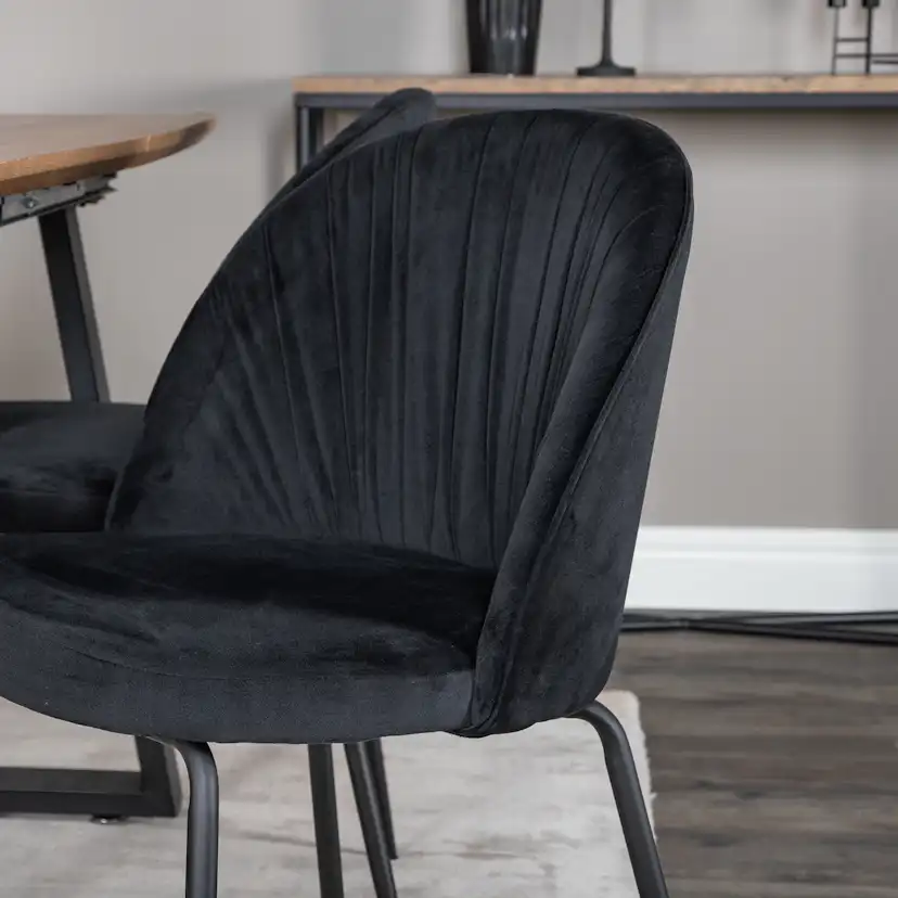 Matgrupp Venture Home Ina med 4 Wrigley Stolar Sammet