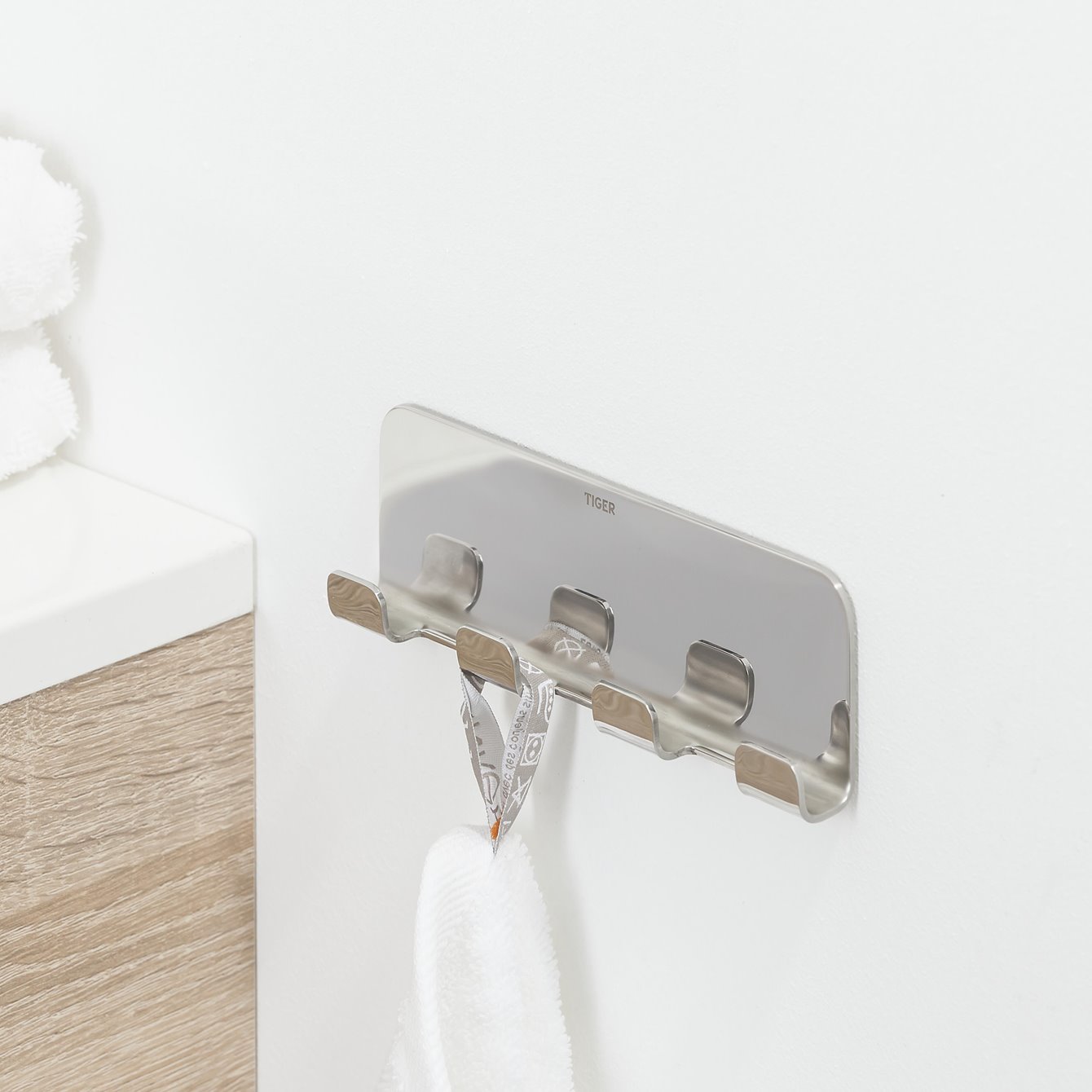 COLAR Handdukskrok Fyrkrok blankpolerad självhäftande - TIGE Blankpolerad Krom