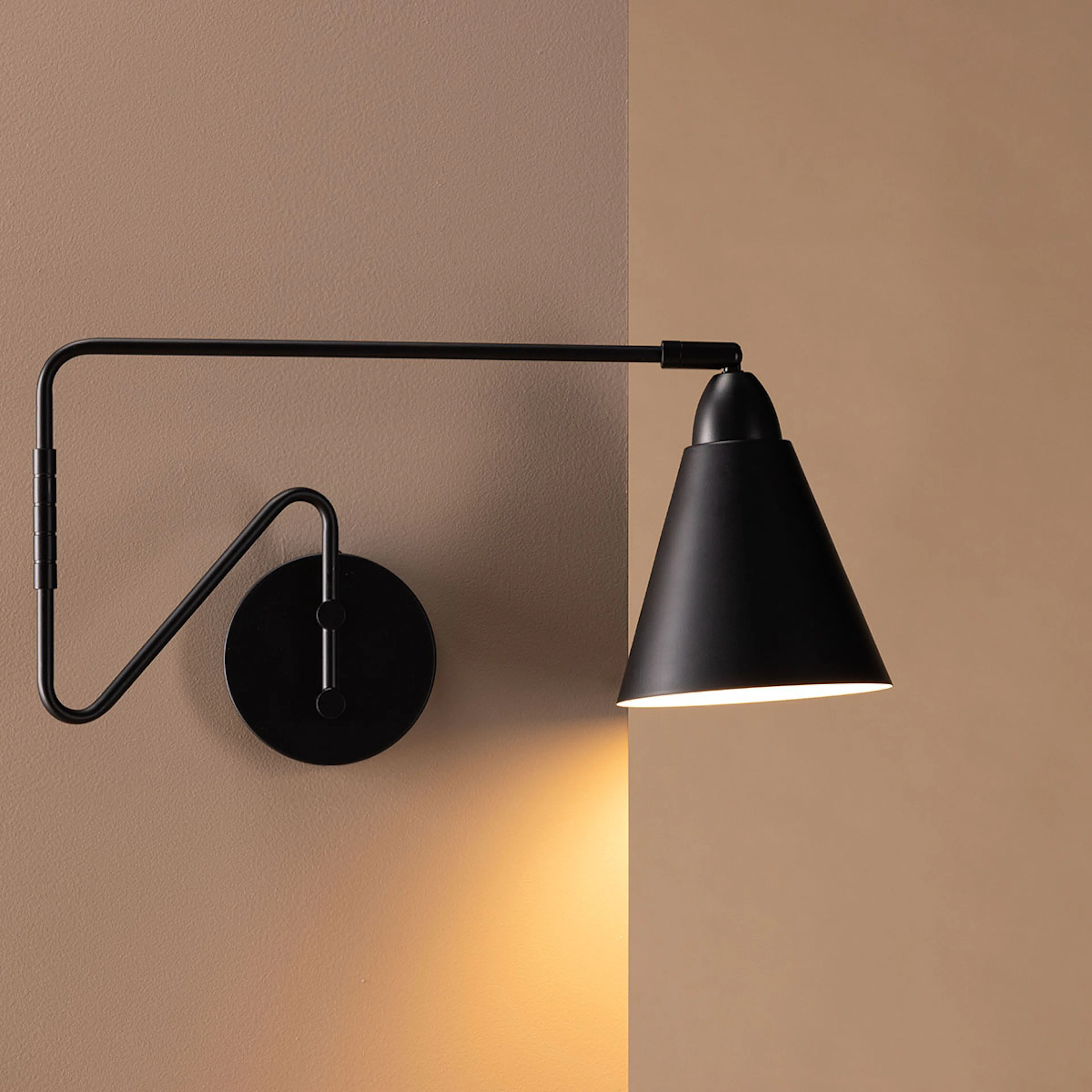 Vägglampa Venture Home Amicola