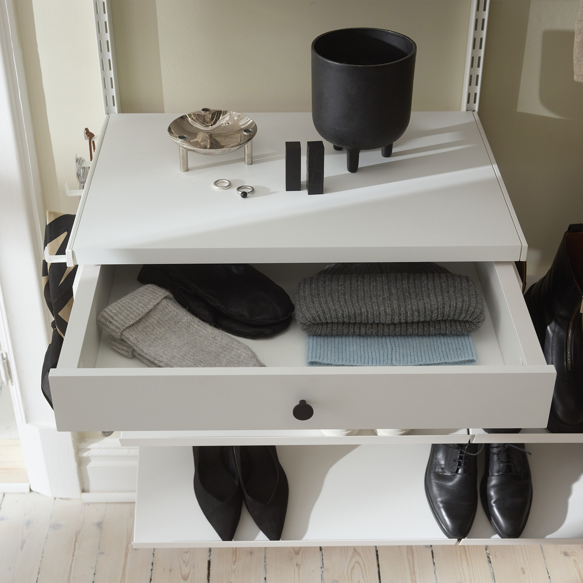 Hallösning Elfa Decor+ Enkel med Lutande Hyllor och Spegel