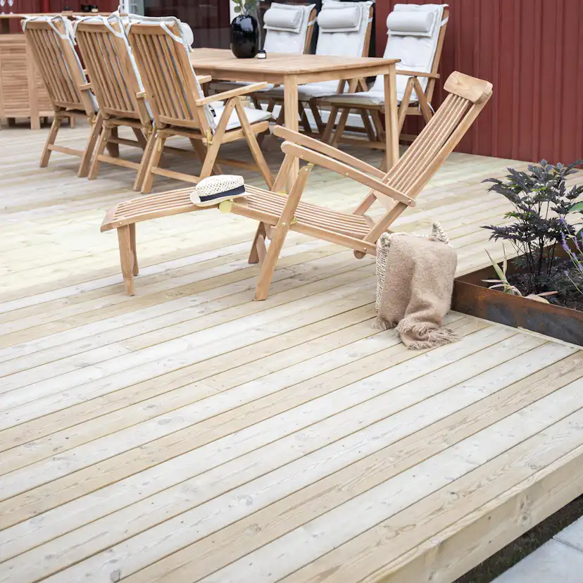 Solstol Venture Home Kiara Däckstol i Teak med Armstöd