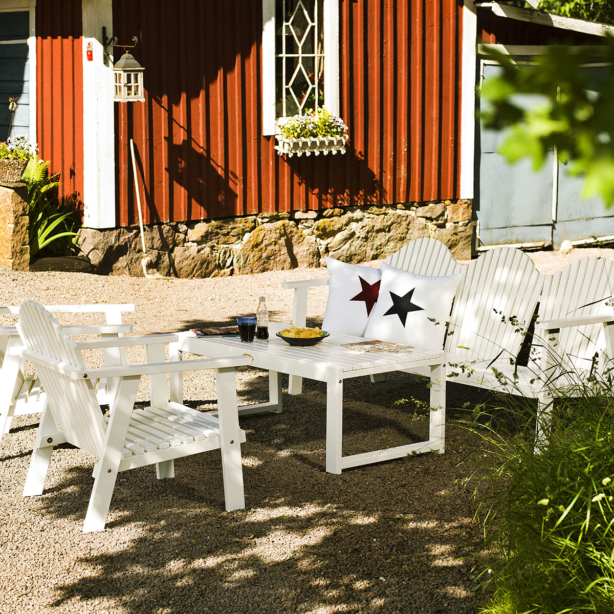 Låg Loungestol Hillerstorp Bullerö Vit Utomhusfåtölj i FSC-märkt Kärnfuru