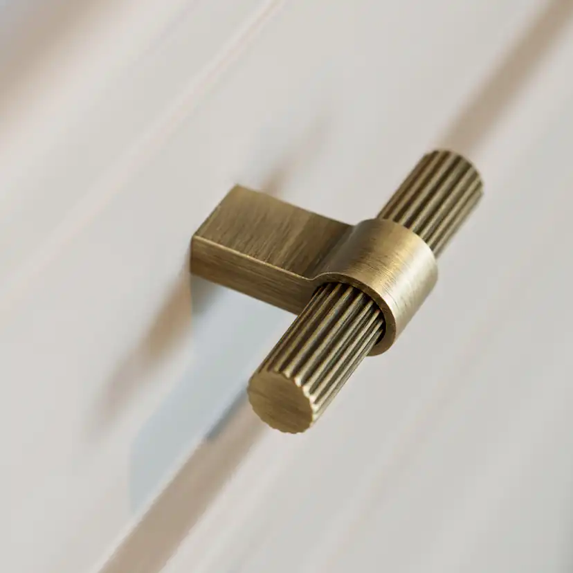 Knopp Beslag Design T Helix Stripe