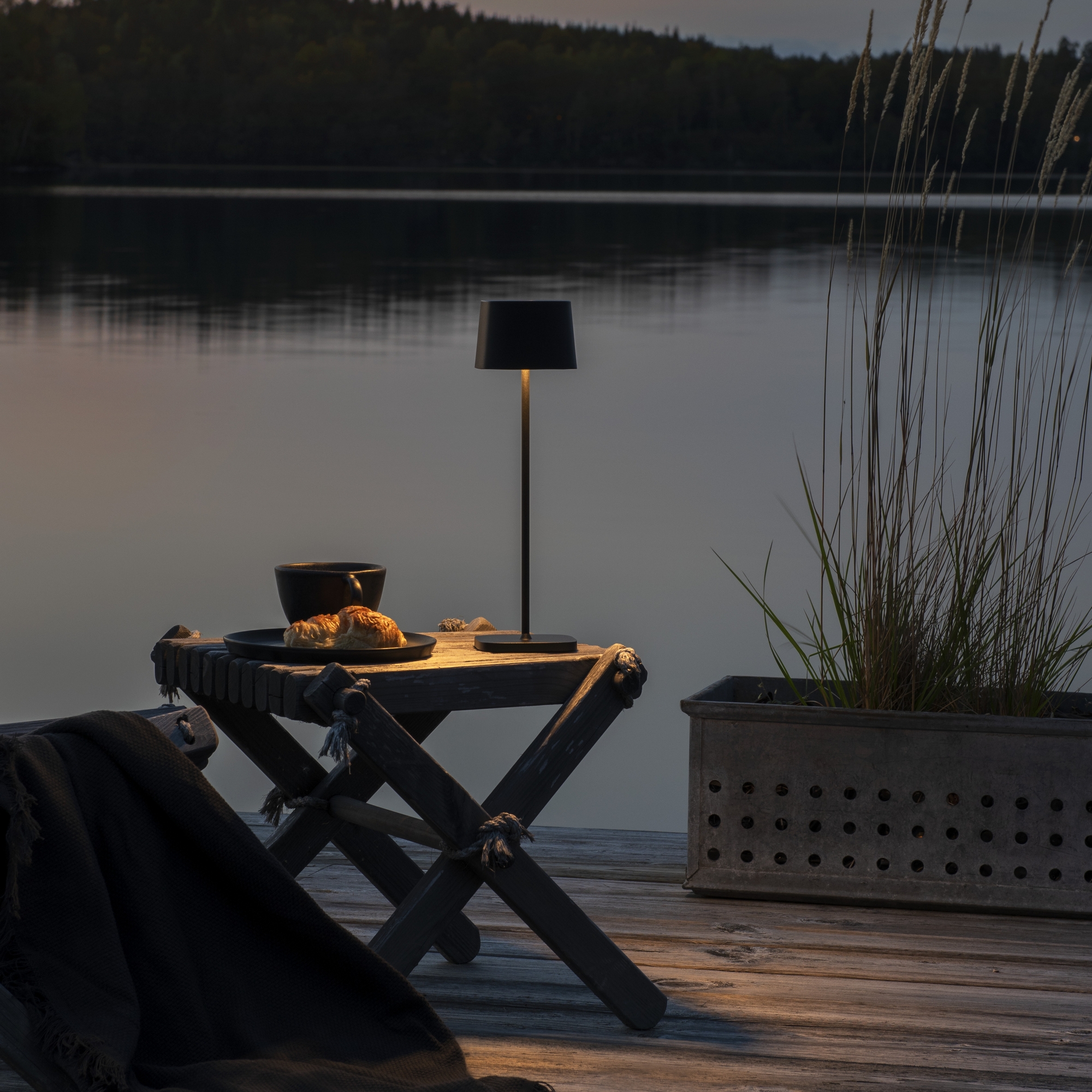 Capri bordslampa svart USB Svart
