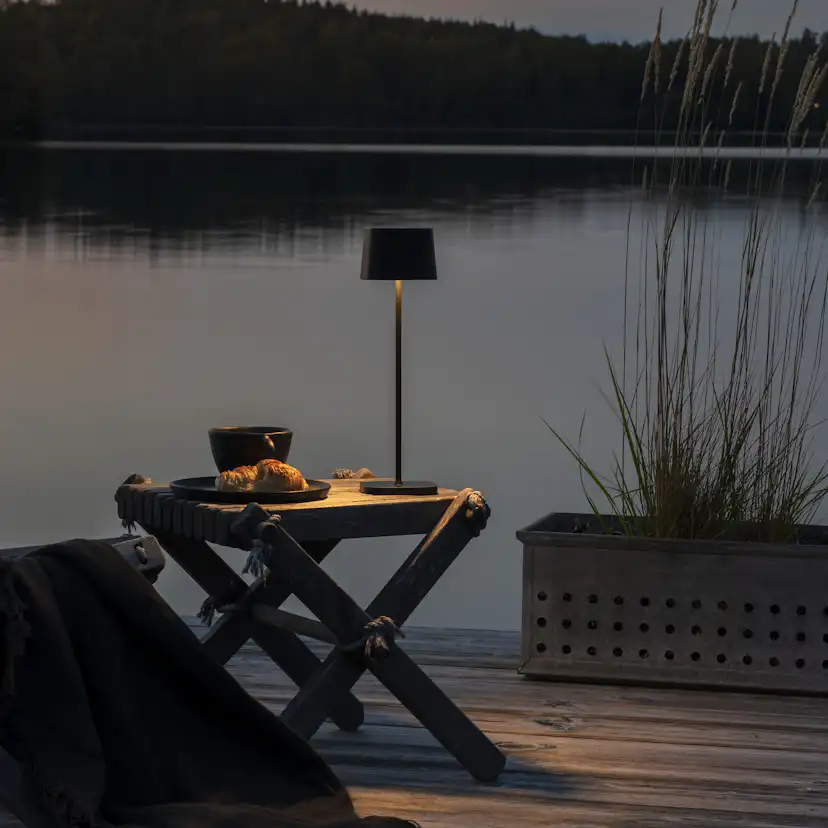Capri bordslampa svart USB Svart