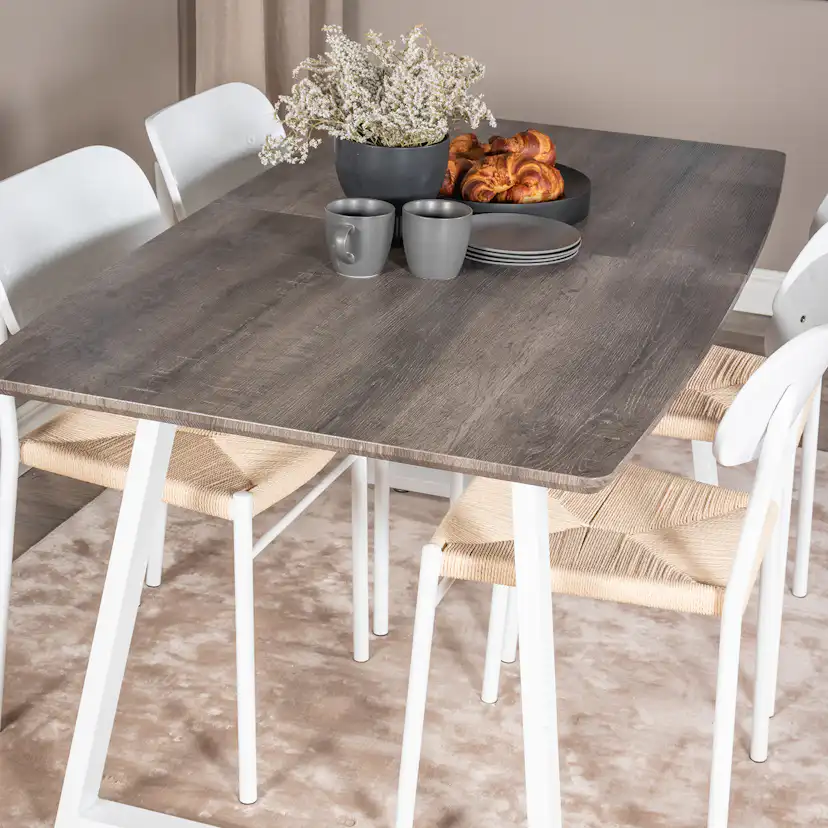 Matgrupp Venture Home Ina med 4 Peggy Stolar