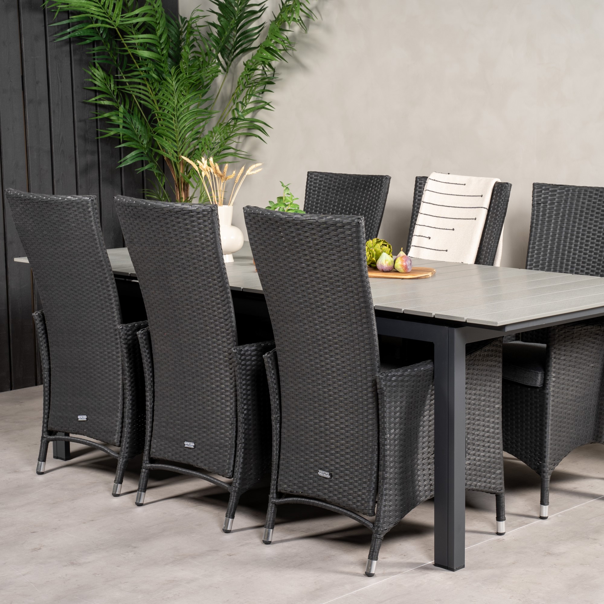 Levels Dining Table 224/324*100 - Svart Aintwood +Padova Arm Svart