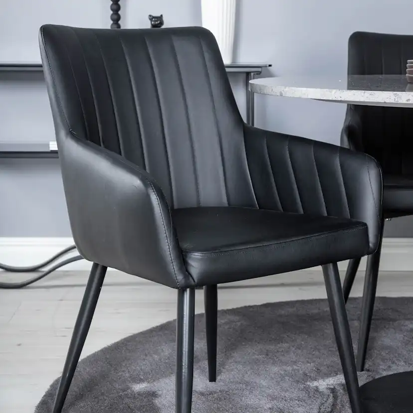 Matgrupp Venture Home Roxanna med 4 Corina Karmstolar Konstläder Runt