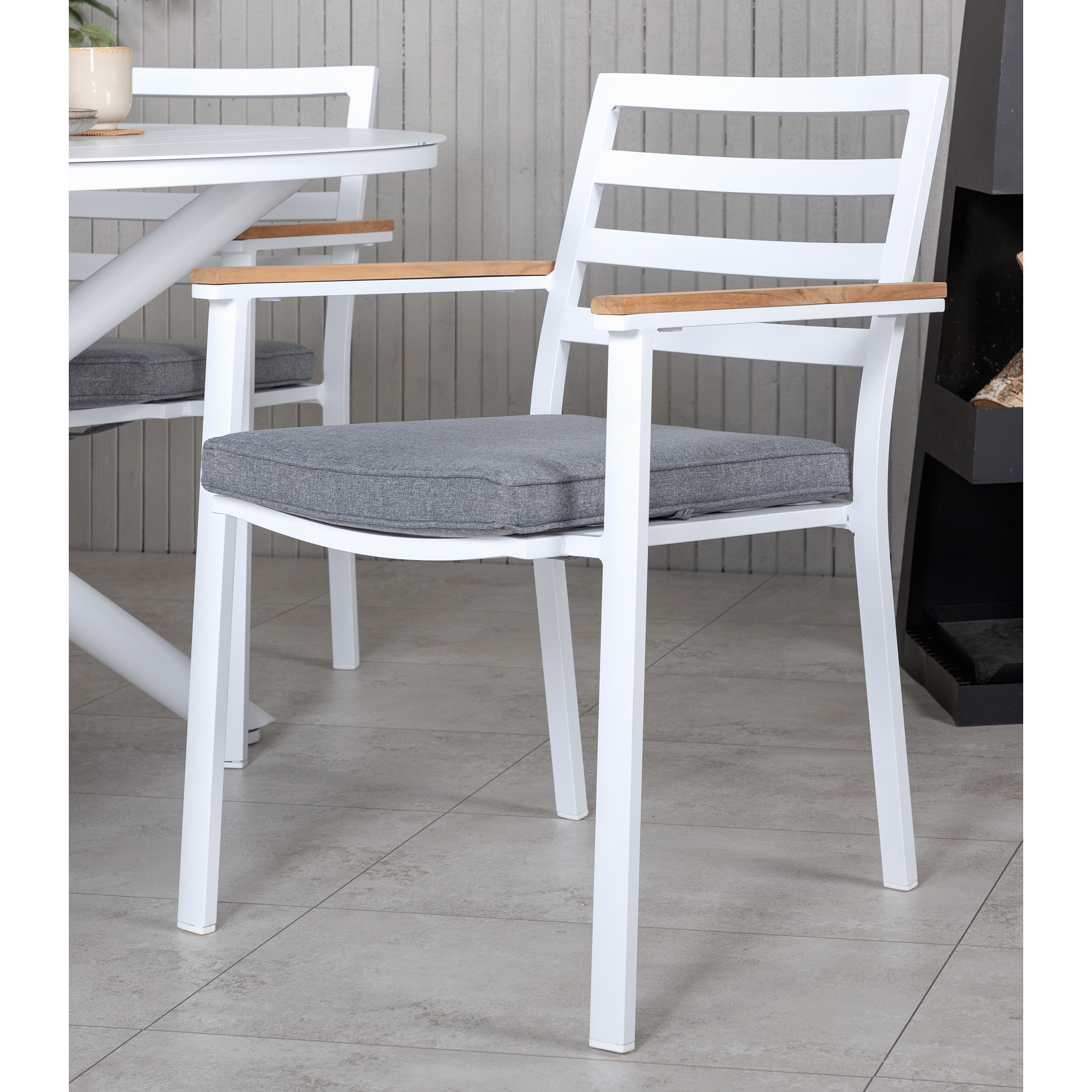 Alma Dining Table - White Alu - ø120cm+Brasilia Karmstol (st Vit