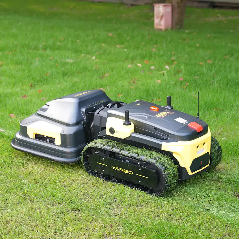 Robot Yarbo Core med Gräsklipparmodul och Snöslungemodul