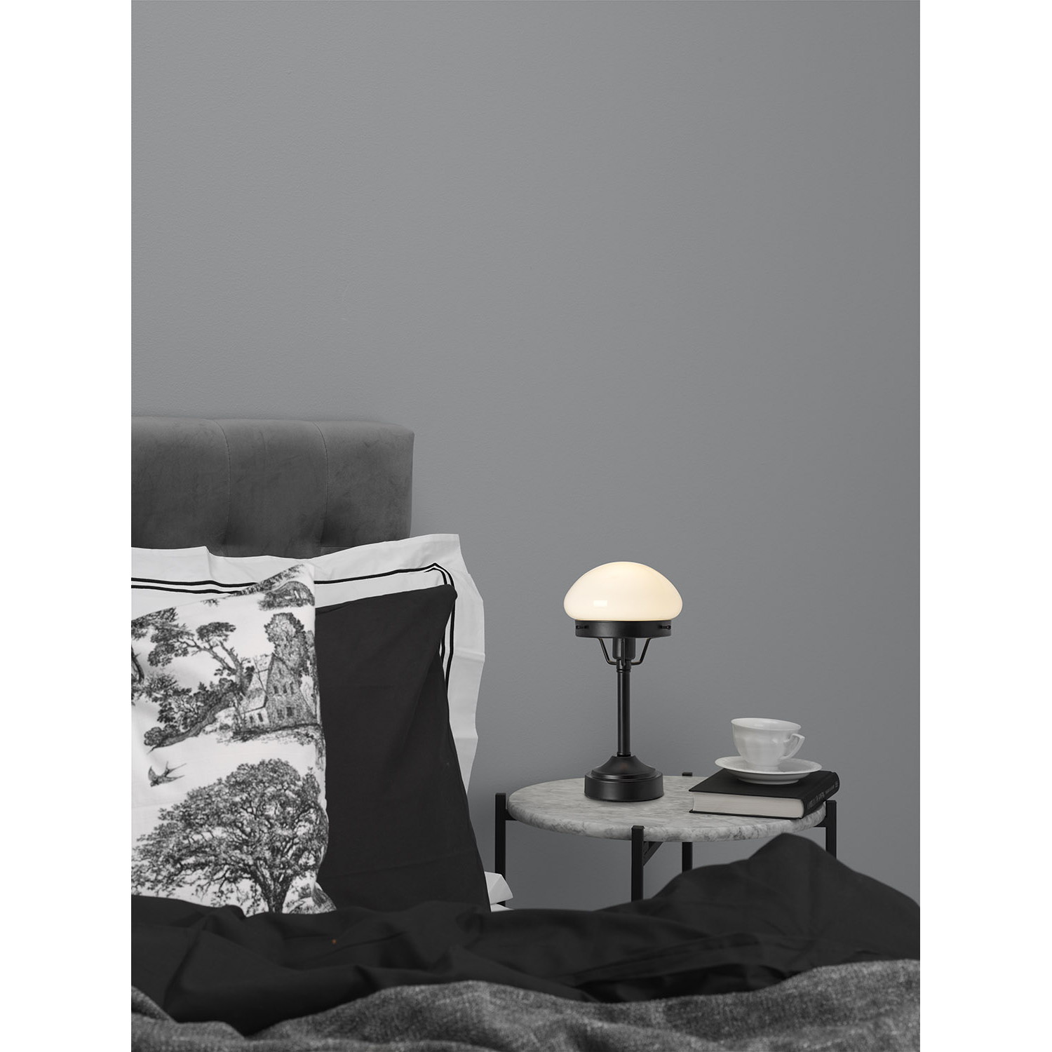 Bordslampa Cottex Mini Strindberg Svart fot med Opalglas