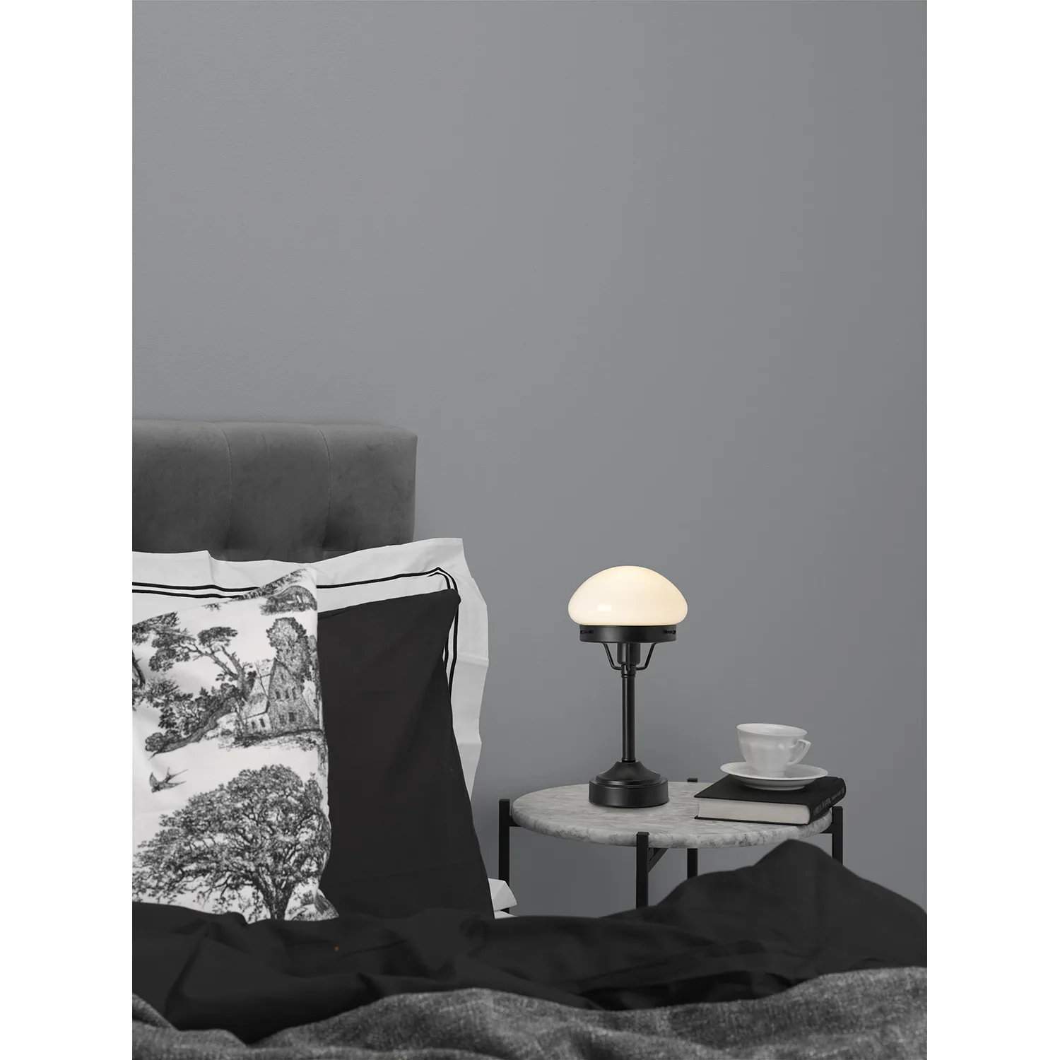 Bordslampa Cottex Mini Strindberg Svart fot med Opalglas