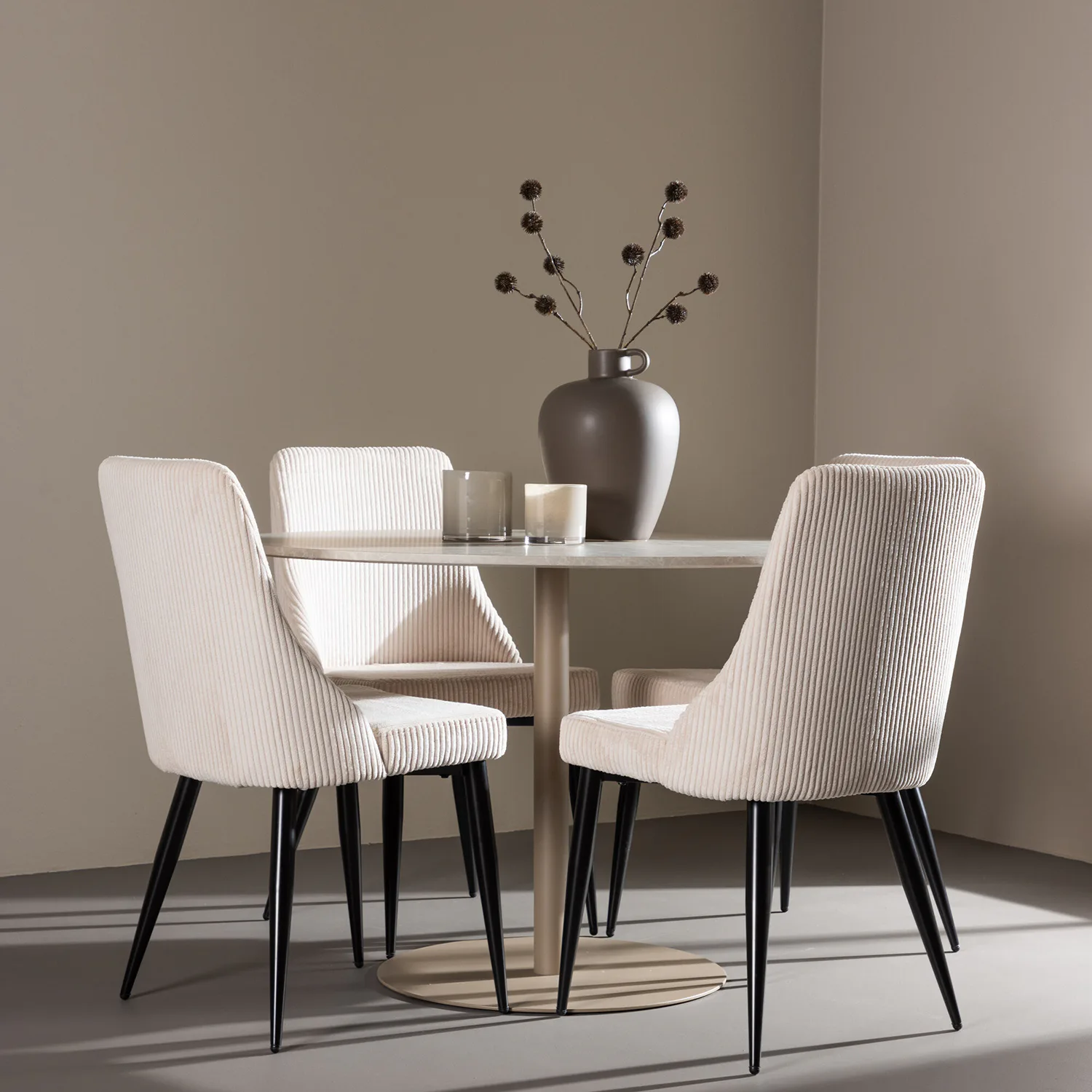 Matgrupp Venture Home Lycke Ø110 med 4 st Leone Stolar