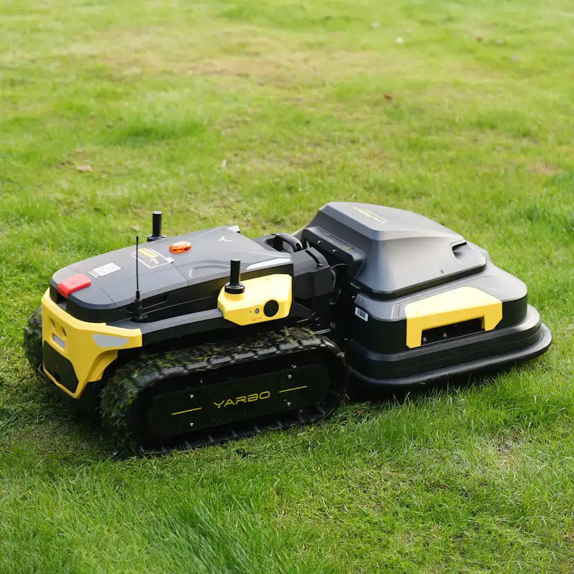 Robot Yarbo Core med Gräsklipparmodul och Snöslungemodul
