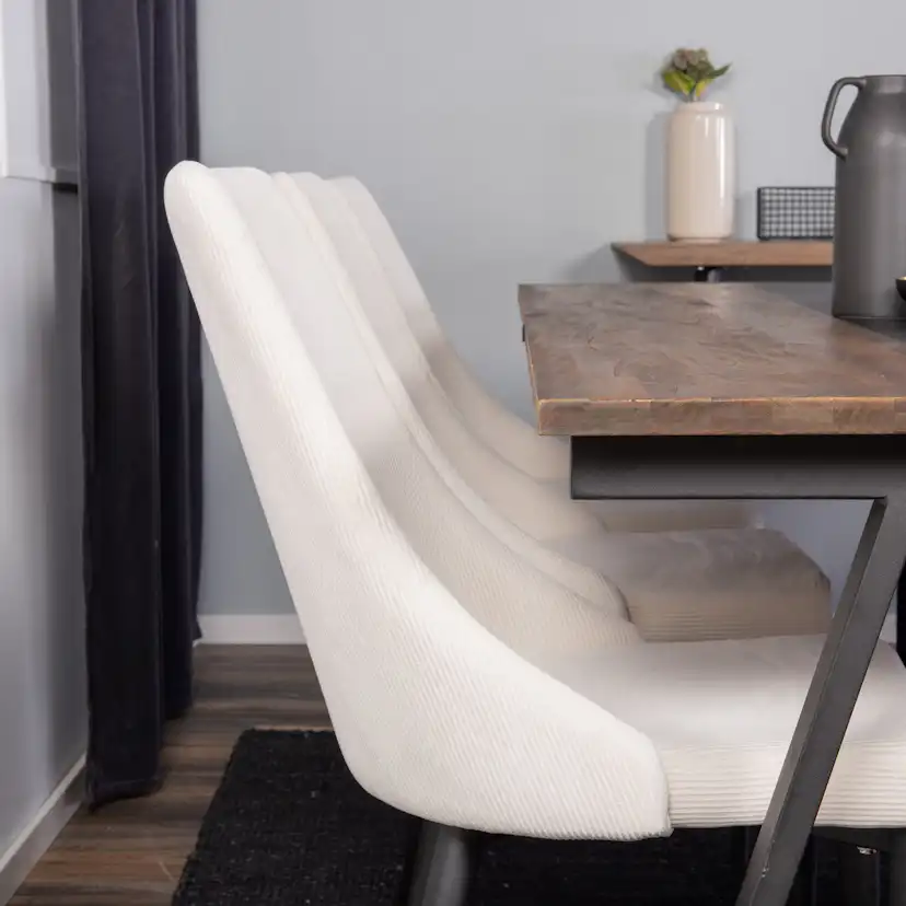 Matgrupp Venture Home Jakarta med 6st Leone Stolar