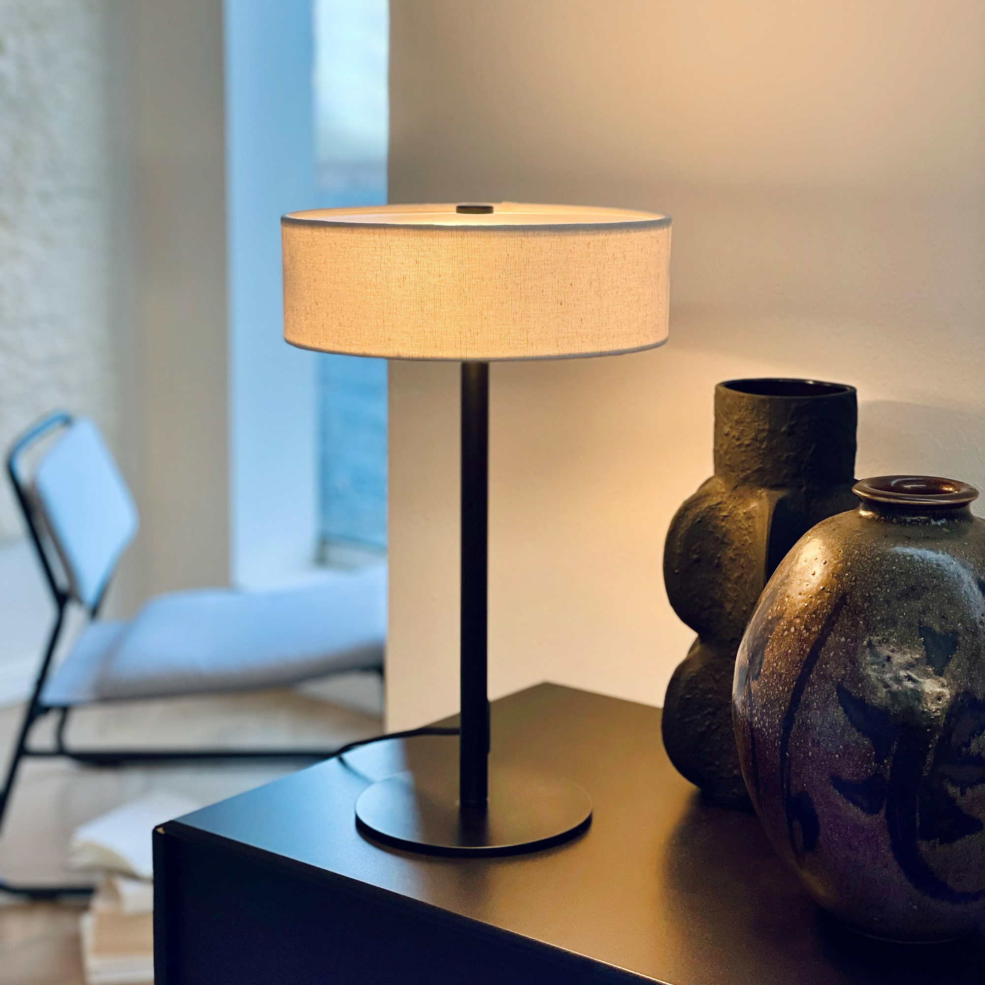 Bordslampa Dyberg Larsen Calix med Tygskärm