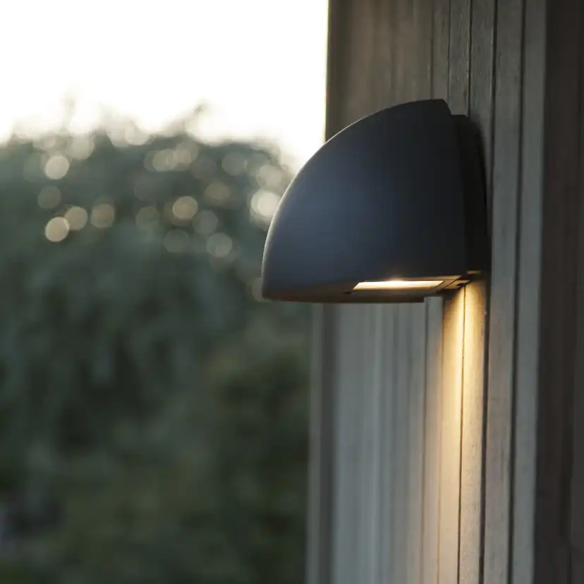 LED-Armatur Hide-a-lite Arc med Uttag
