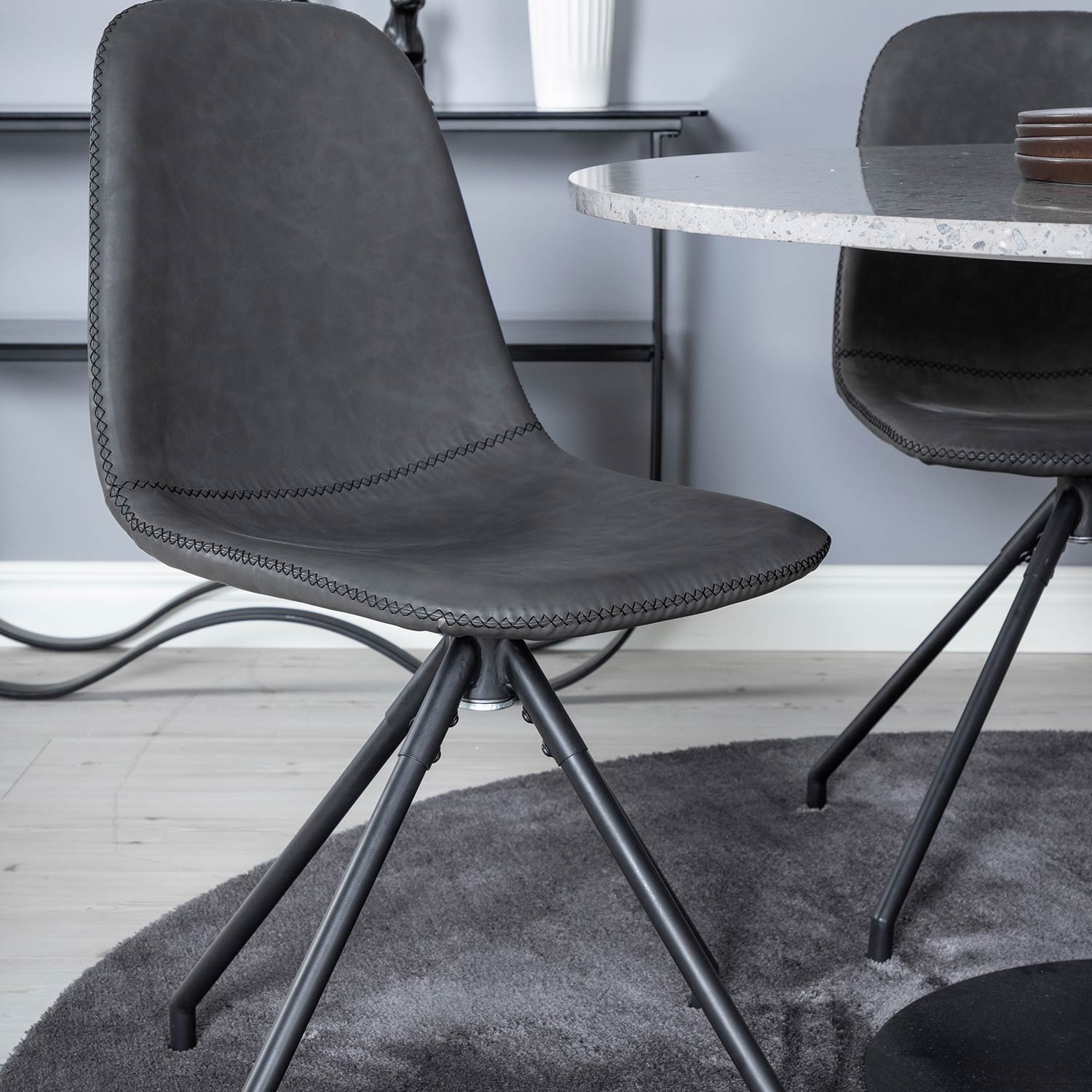 Matgrupp Venture Home Roxanna med 4 Pobbie Stolar med Snurrfunktion Konstläder Runt