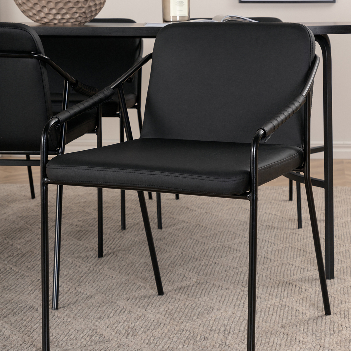 Matgrupp Venture Home San Francisco matbord och Tjärö matstol