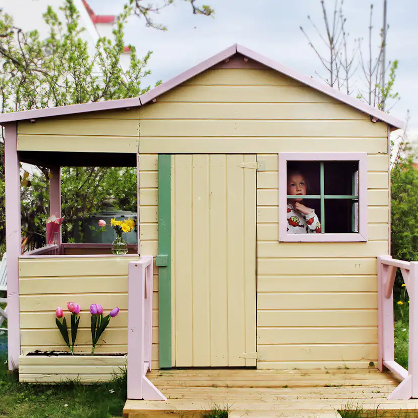 Lekstuga Jabo Lara 4,5 m² Trästuga med Sadeltak