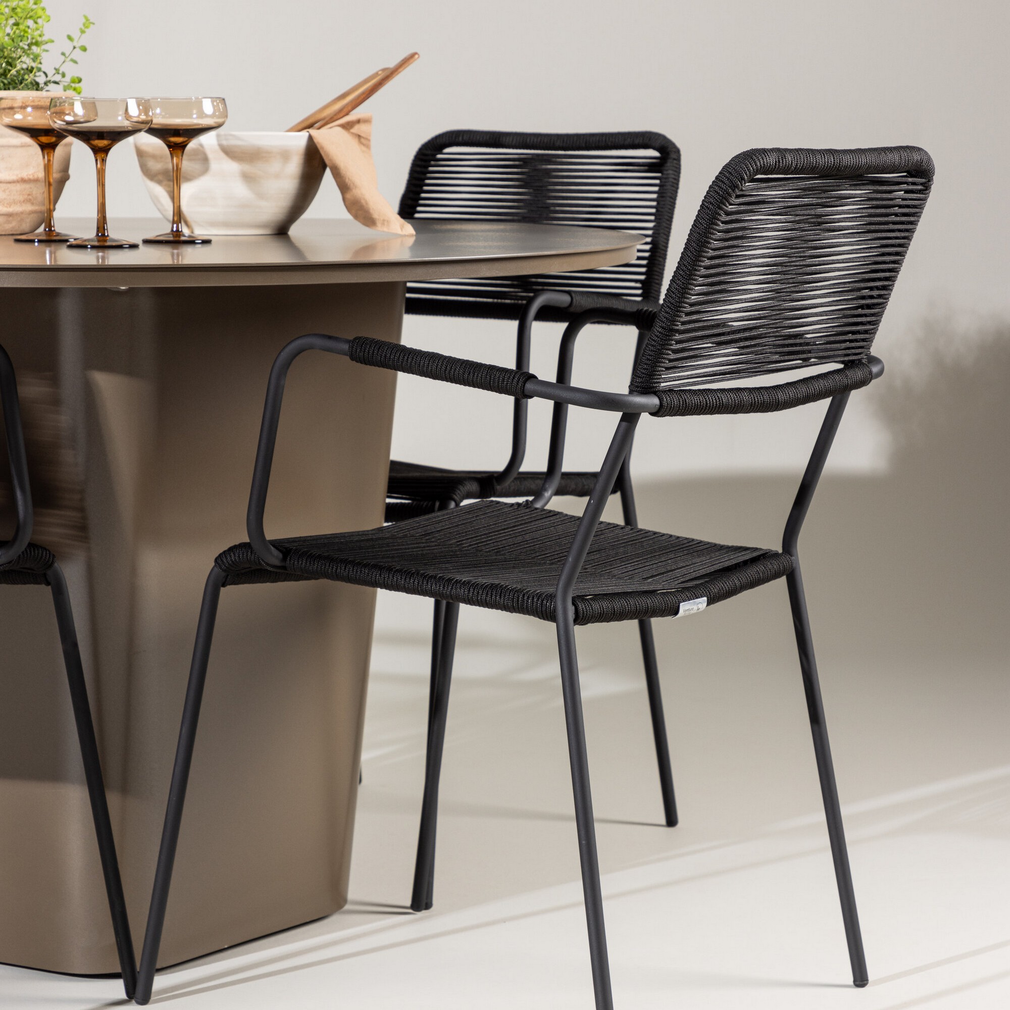 Santa Fe Dining Table ø120 - Roasty +Lindos Armchair - Black Trädgårdsgrupp Venture Home Santa Fe med 4 Lindos Karmstolar