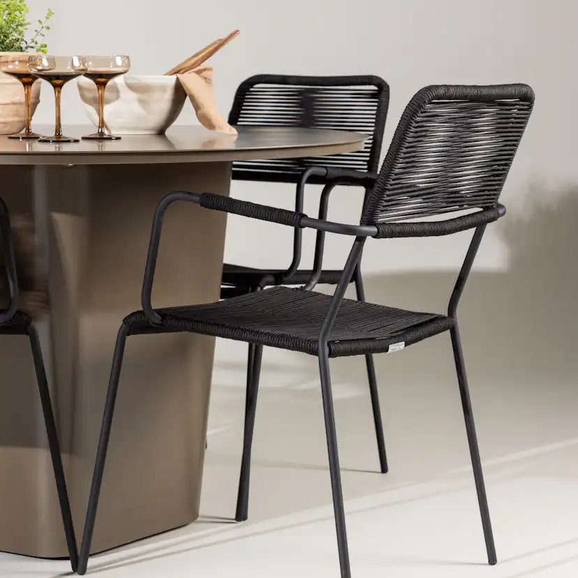 Santa Fe Dining Table ø120 - Roasty +Lindos Armchair - Black Trädgårdsgrupp Venture Home Santa Fe med 4 Lindos Karmstolar