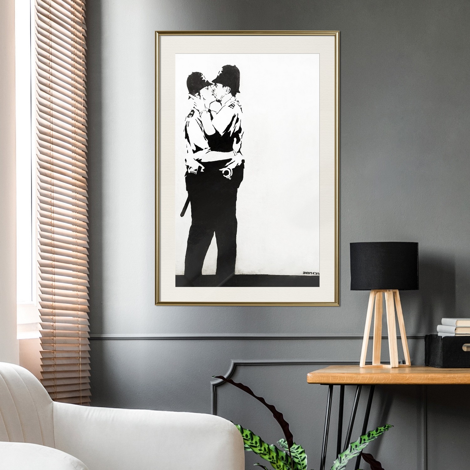 Affisch - Policemen Kissing [Poster] 30x45 Guld ram med passepartout, 30x45 cm