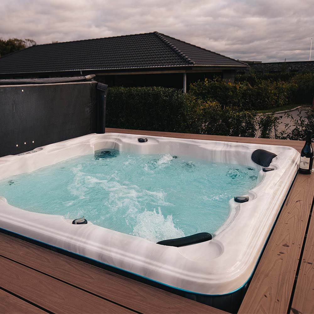 Utespa DenForm 61 Quartz White 49 Jets Spabad för 6 Personer