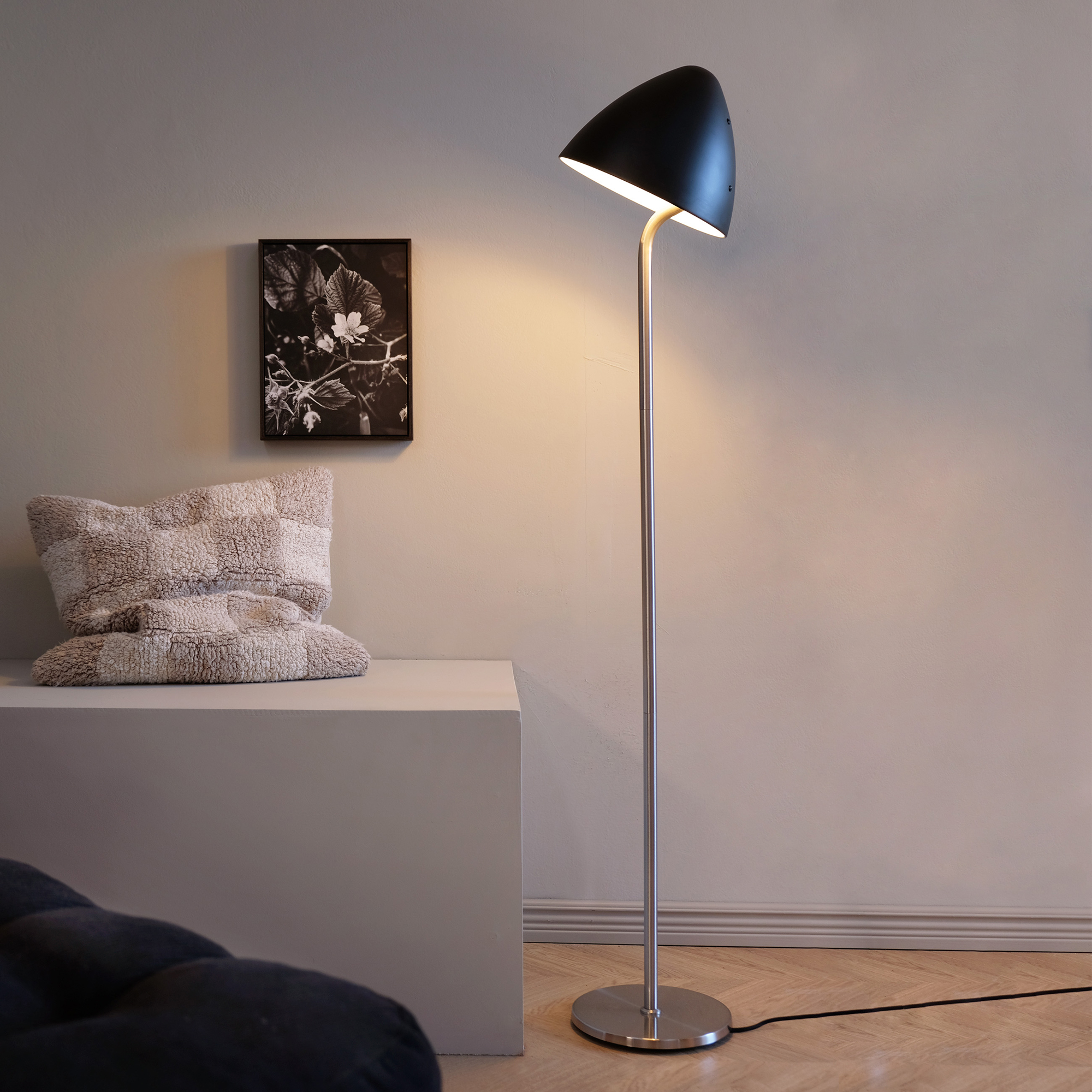 Golvlampa Dyberg Larsen Oulu