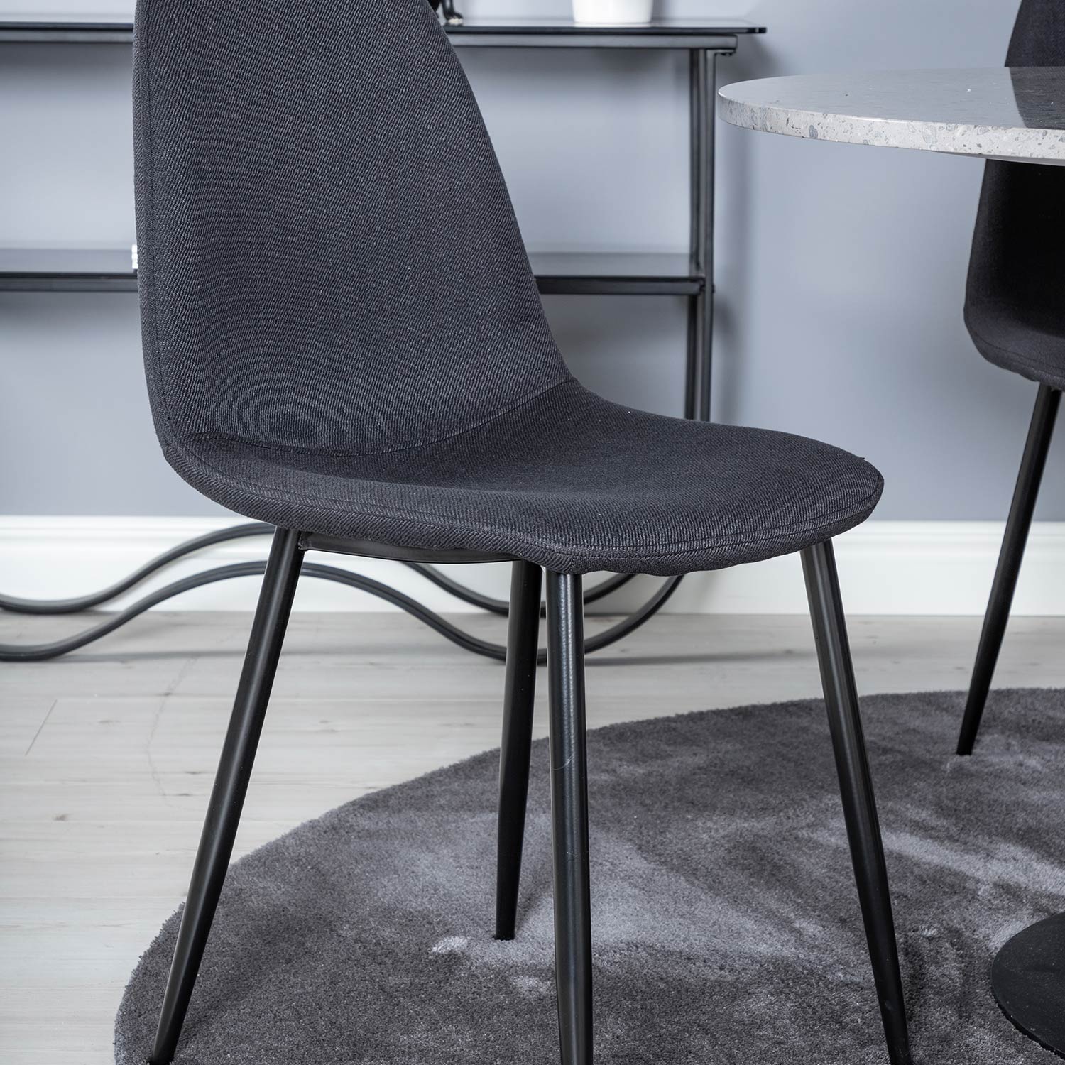Razzia Table - Grey / Black+Polar Chair - Black Fabric_4 Grå/Svart