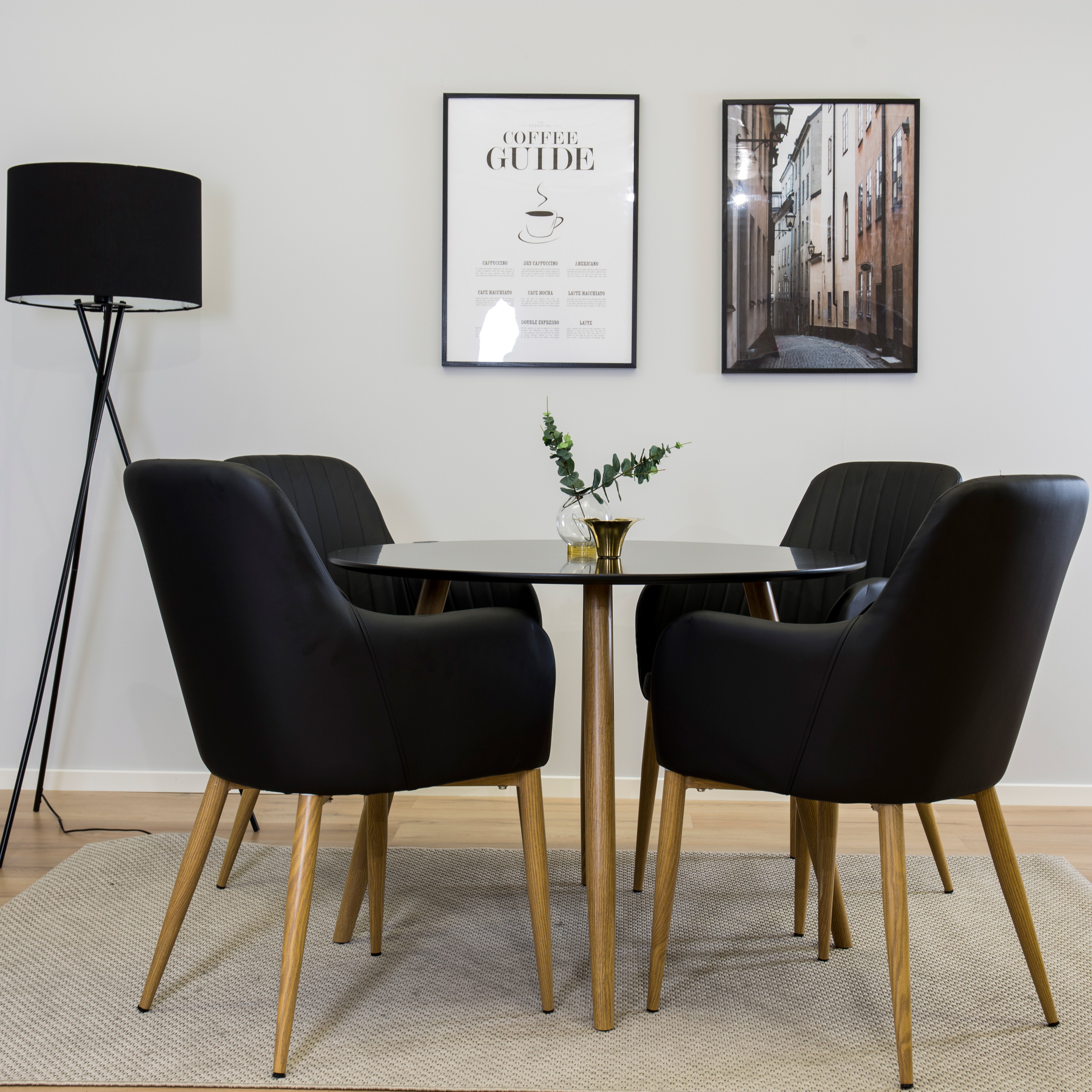 PlazaRuntMatbord-Ek-/Svart-ø100*H75+ComfortKarmstol/SvartPU4 Svart Bord med Ekben, Svart Stol med Ekben