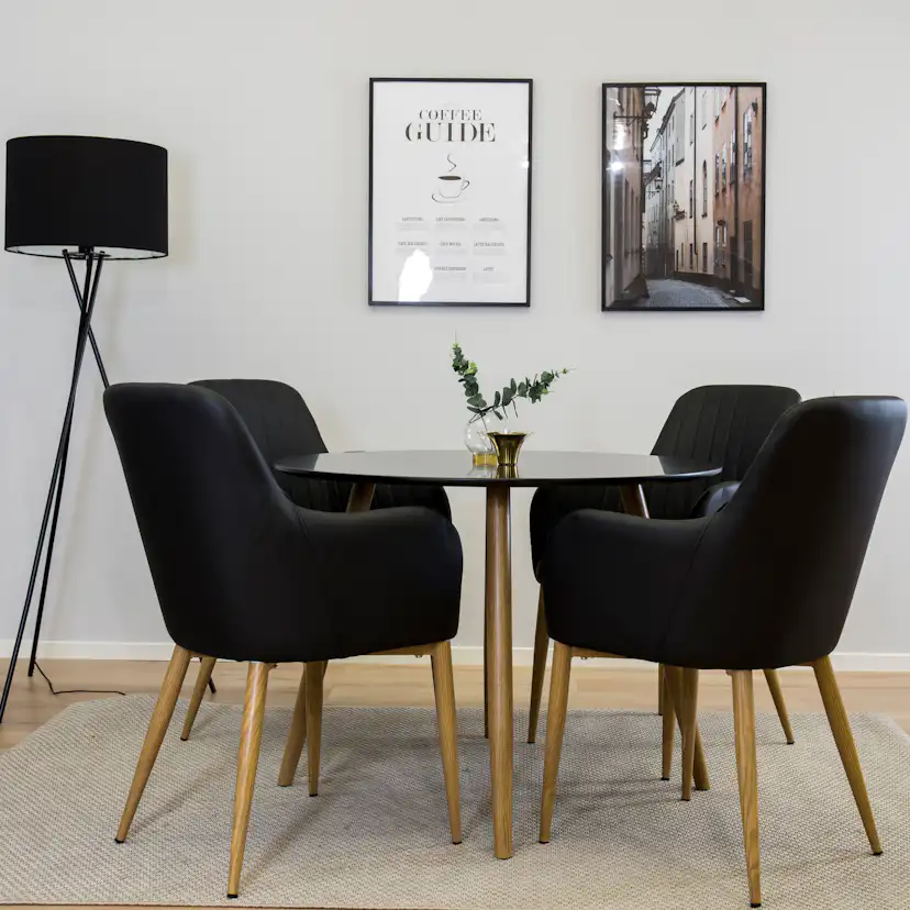 PlazaRuntMatbord-Ek-/Svart-ø100*H75+ComfortKarmstol/SvartPU4 Svart Bord med Ekben, Svart Stol med Ekben
