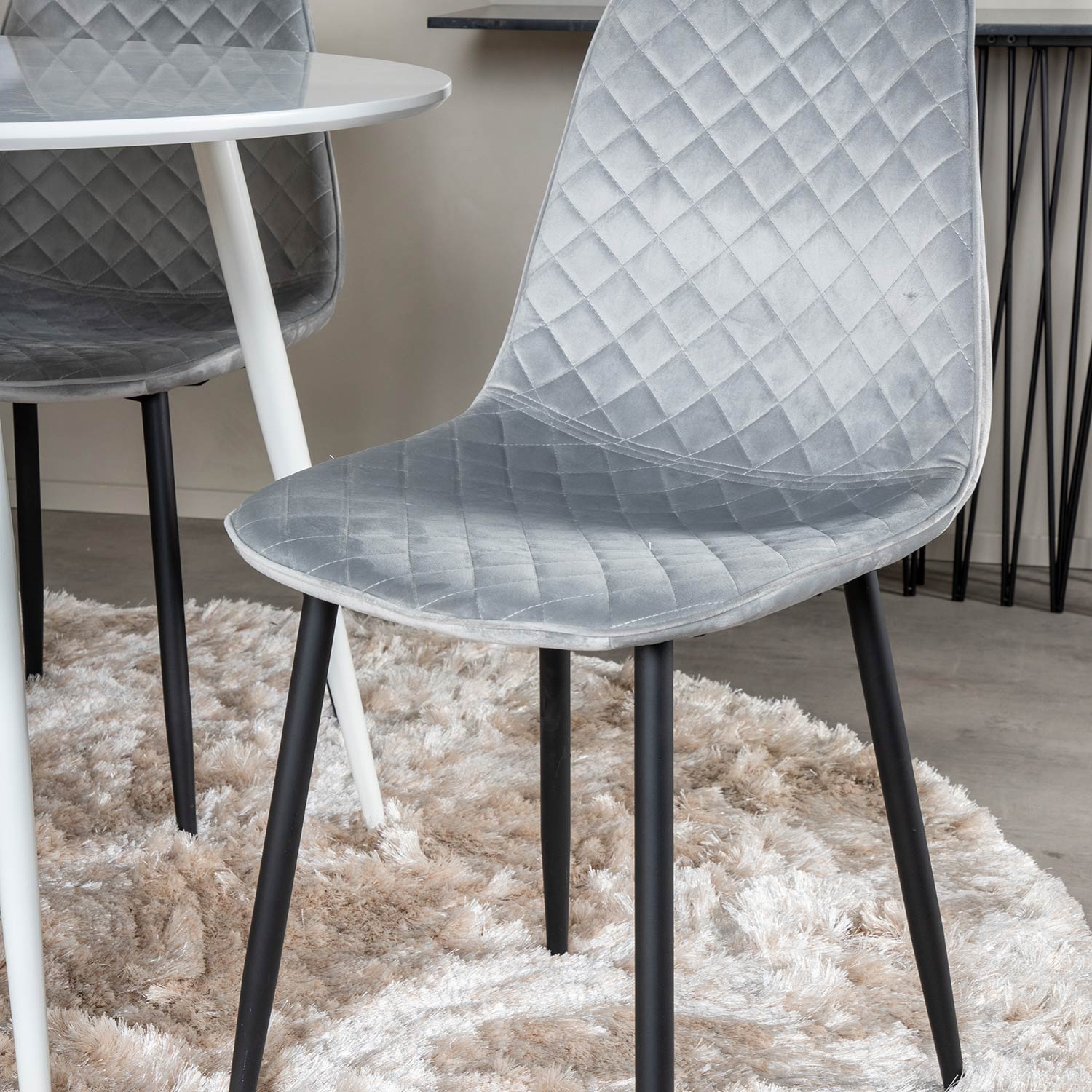 Plaza Round Table-White top/Polar Diamond Chair-gråVelvet_4 Vit/Grå/Svart