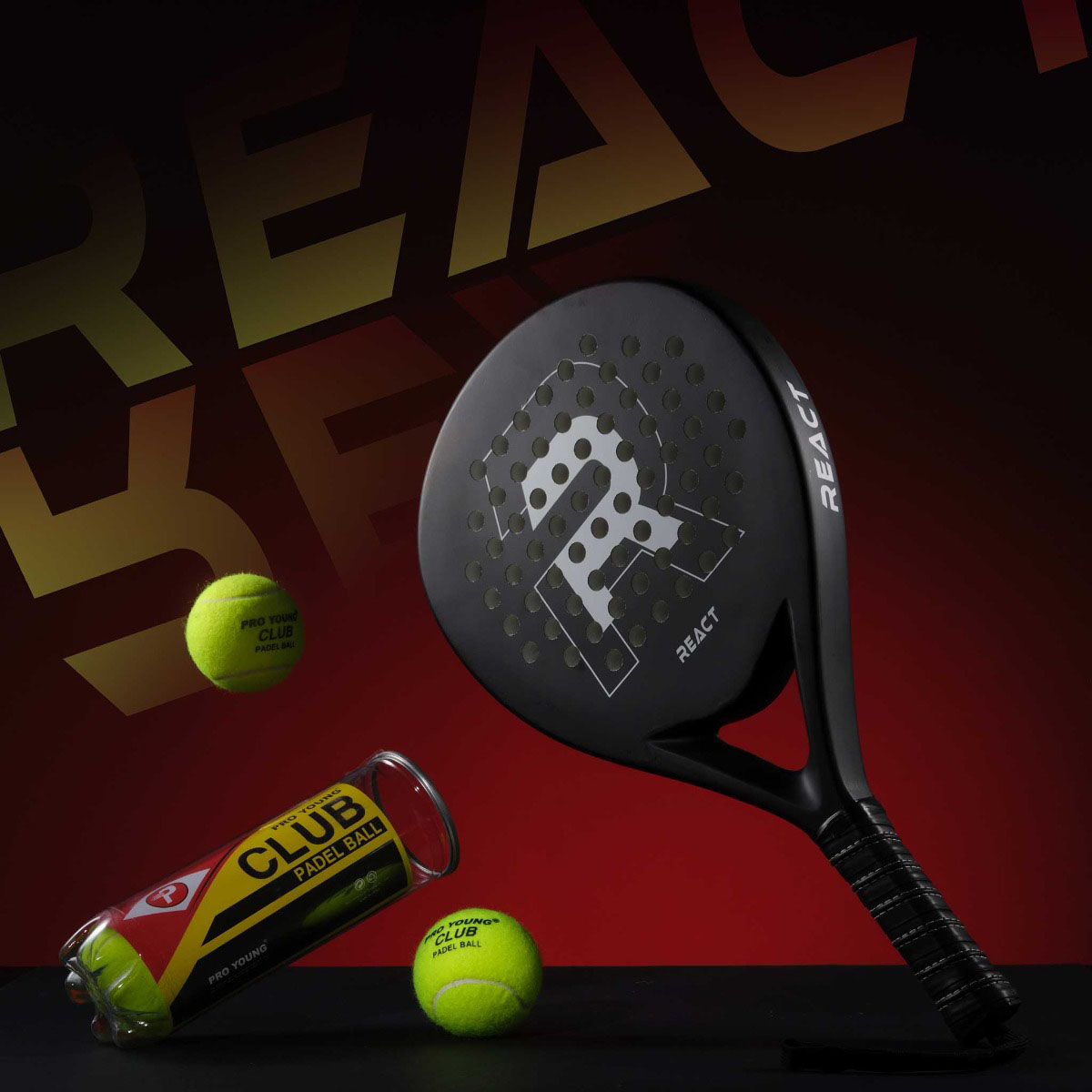 Padelracket React med 2 racketar och Bollar