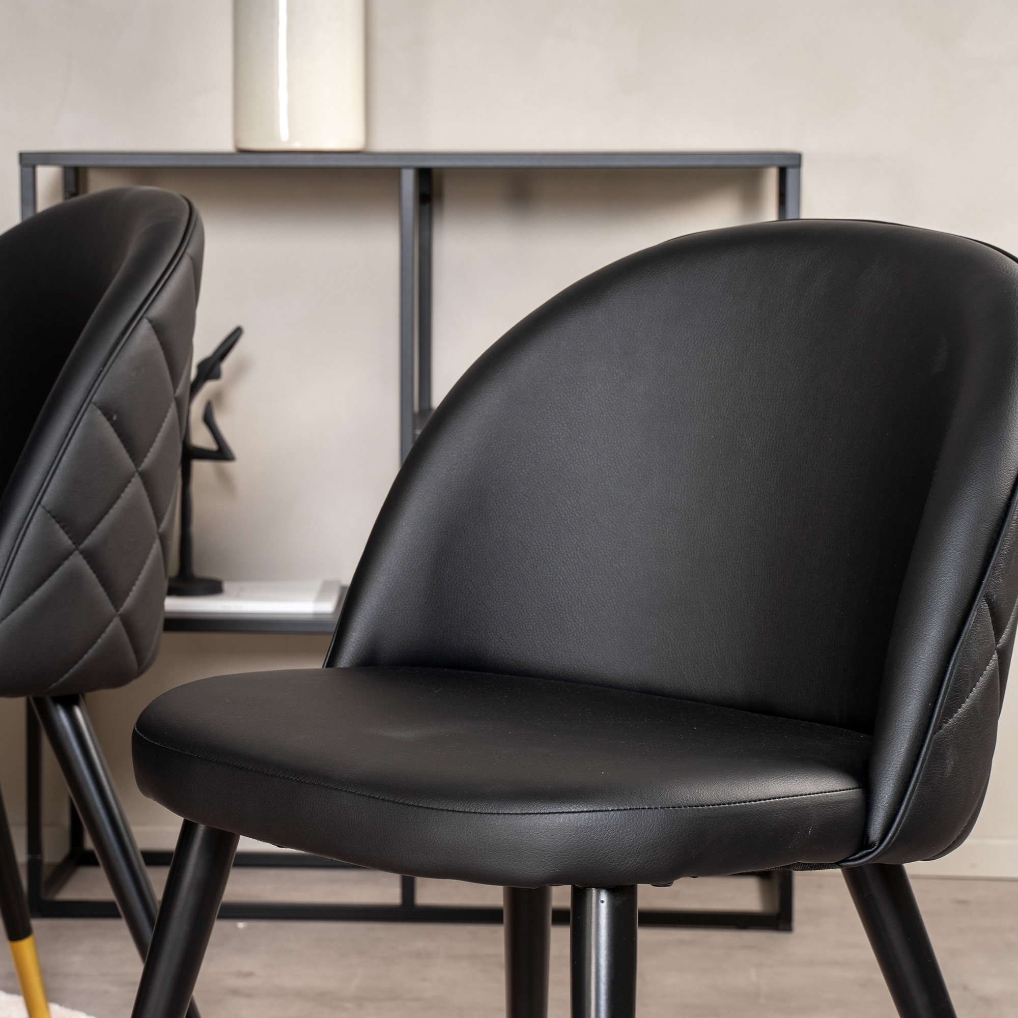 Matgrupp furniture/fashion Copenhagen med 6 Valentina Konstläder Stolar