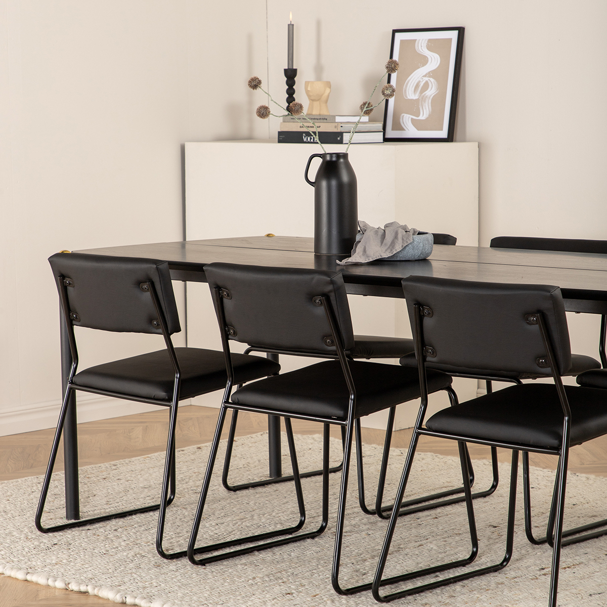 Matgrupp Venture Home Paris matbord och Kungshamn matstol