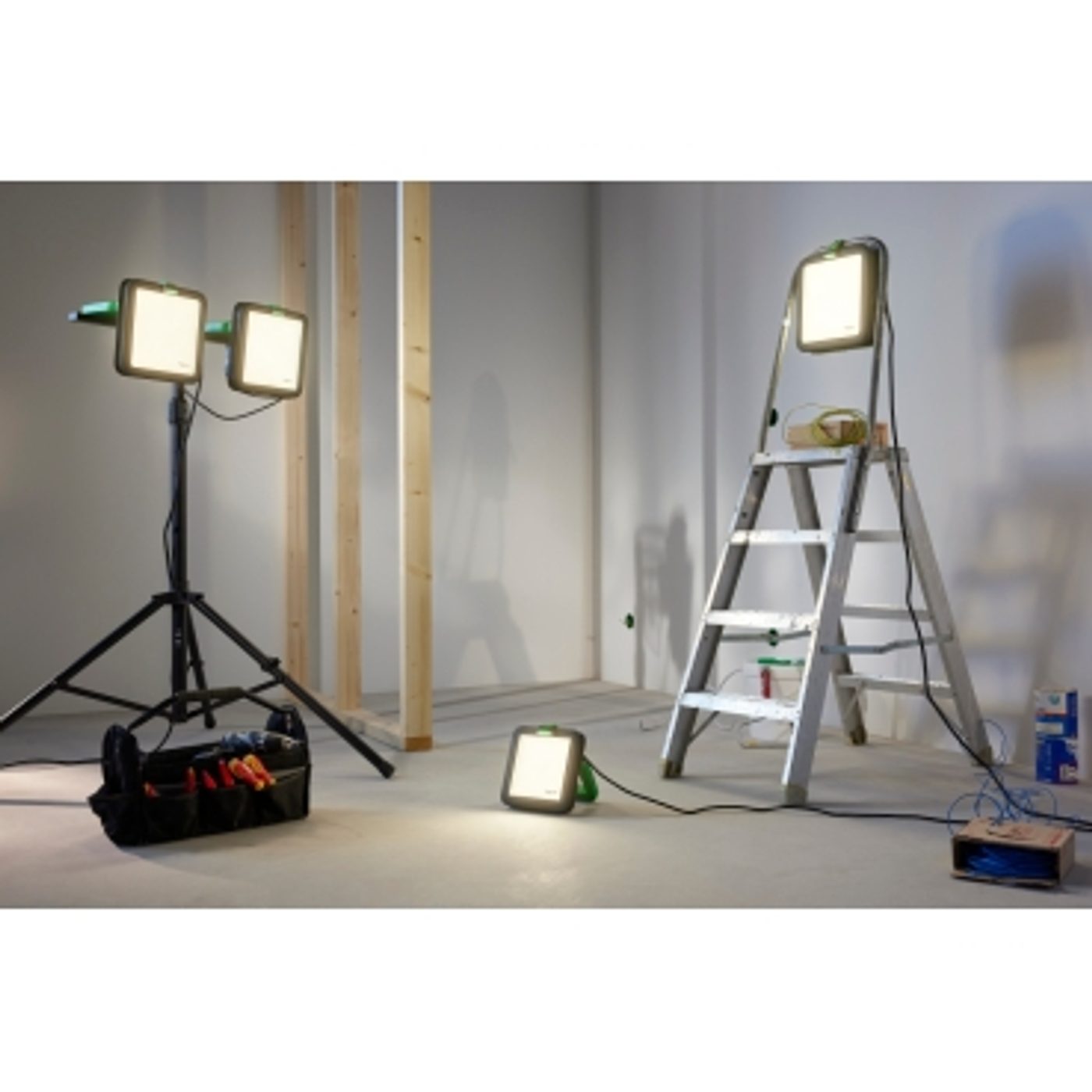 Arbetslampa Schneider Electric Thorsman LED 4000K IP54 med USB A+C och Schuko-uttag