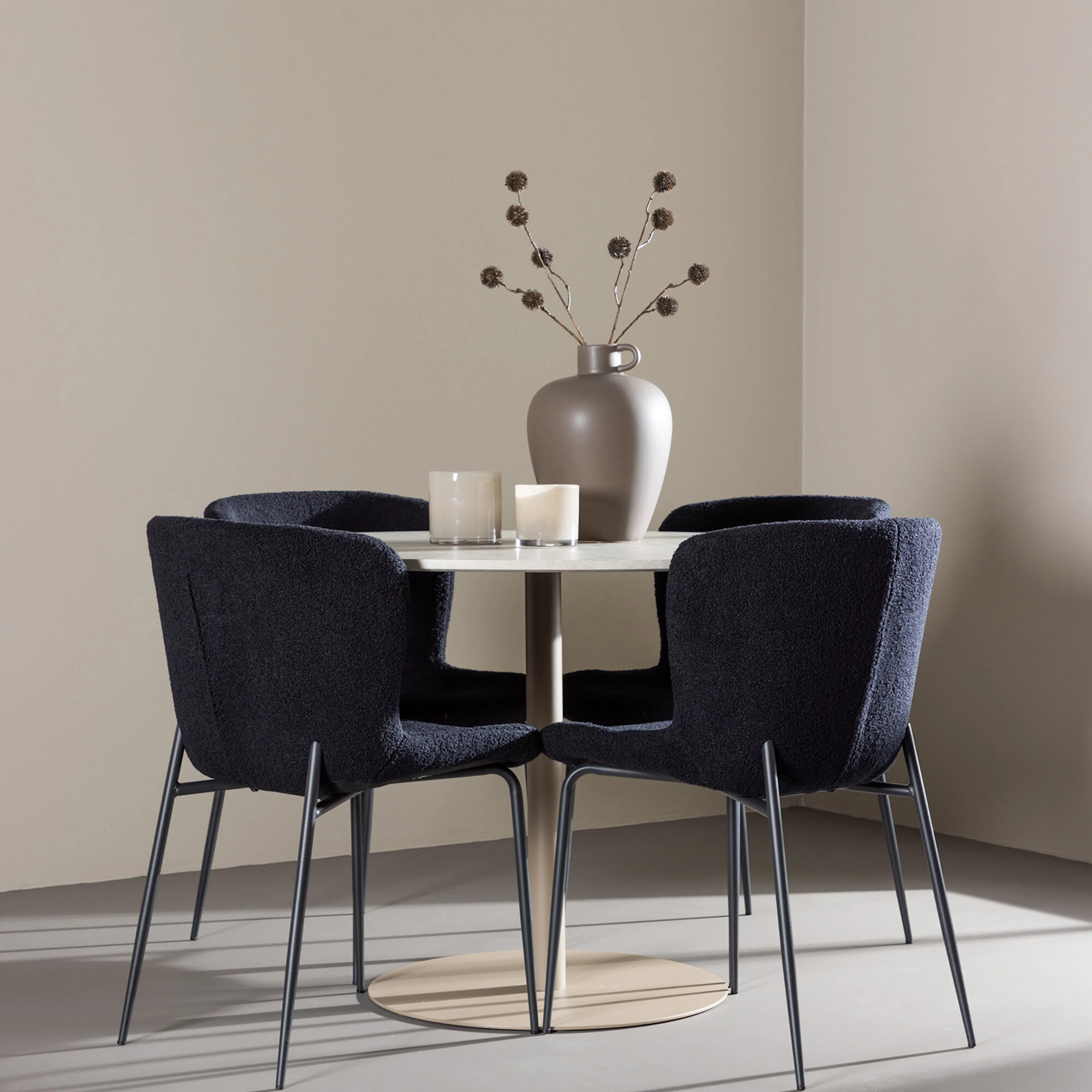 Lycke Dining Table with Modesto Dining Chair Beige/Svart
