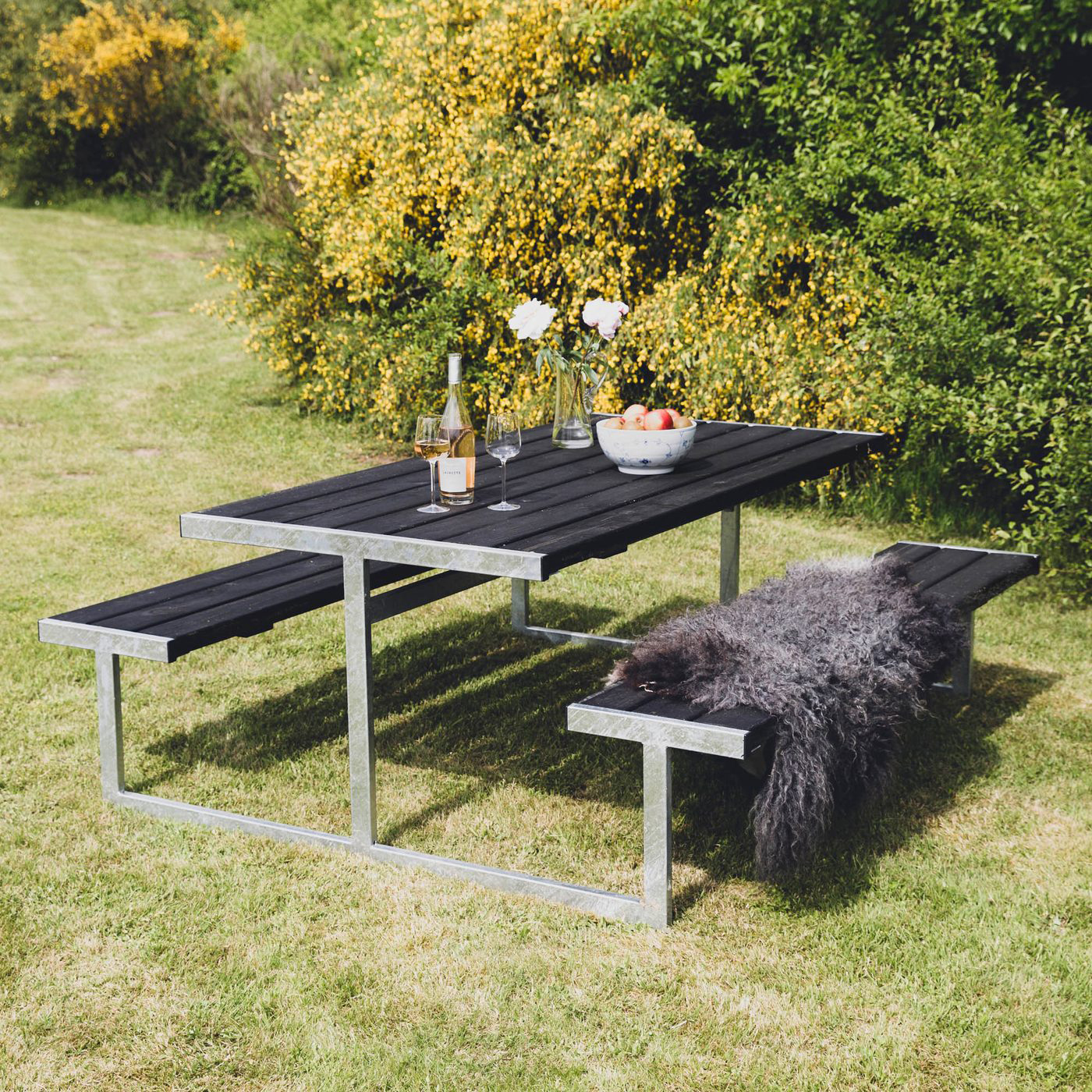 Bänkbord Hortus Loke, Svart Picknickbord i Trä med Stålram